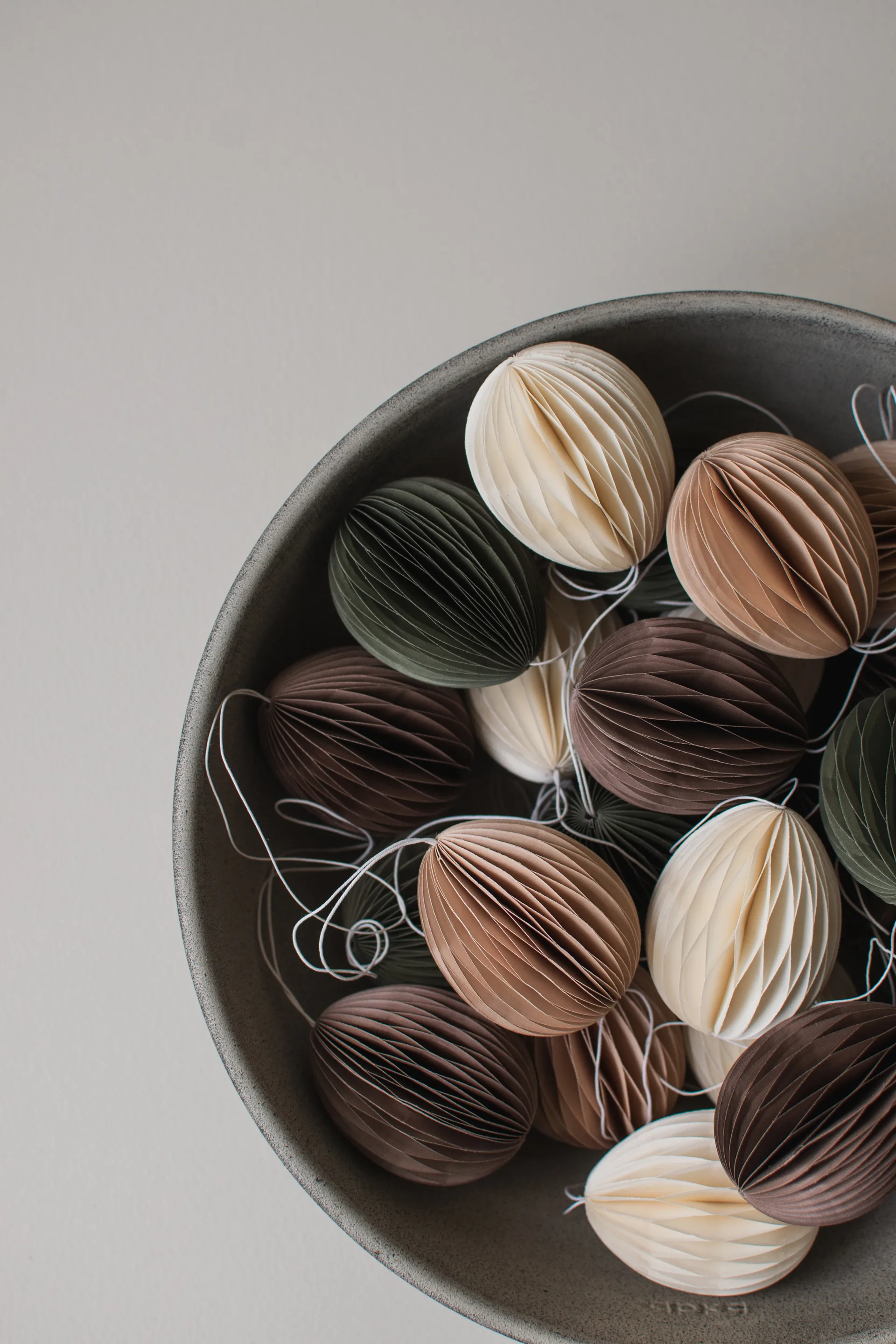 Pendente di Pasqua in carta Ovoid 7 cm, Sabbia DBKD