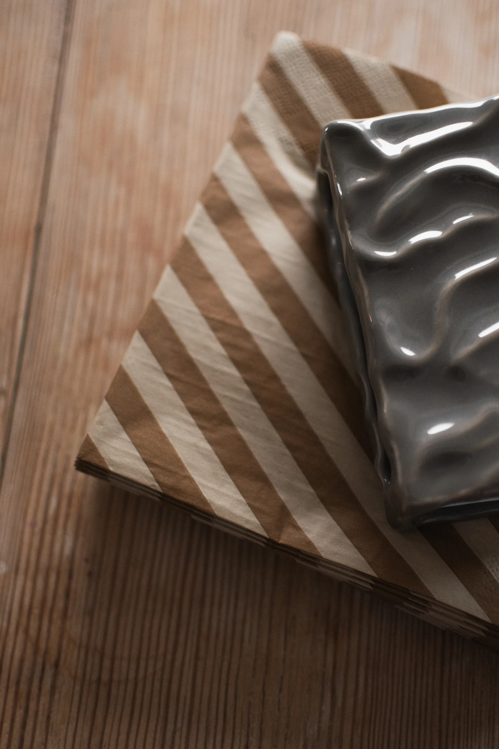 Tovagliolo di carta Stripe 33x33 cm confezione da 20, Nocciola DBKD