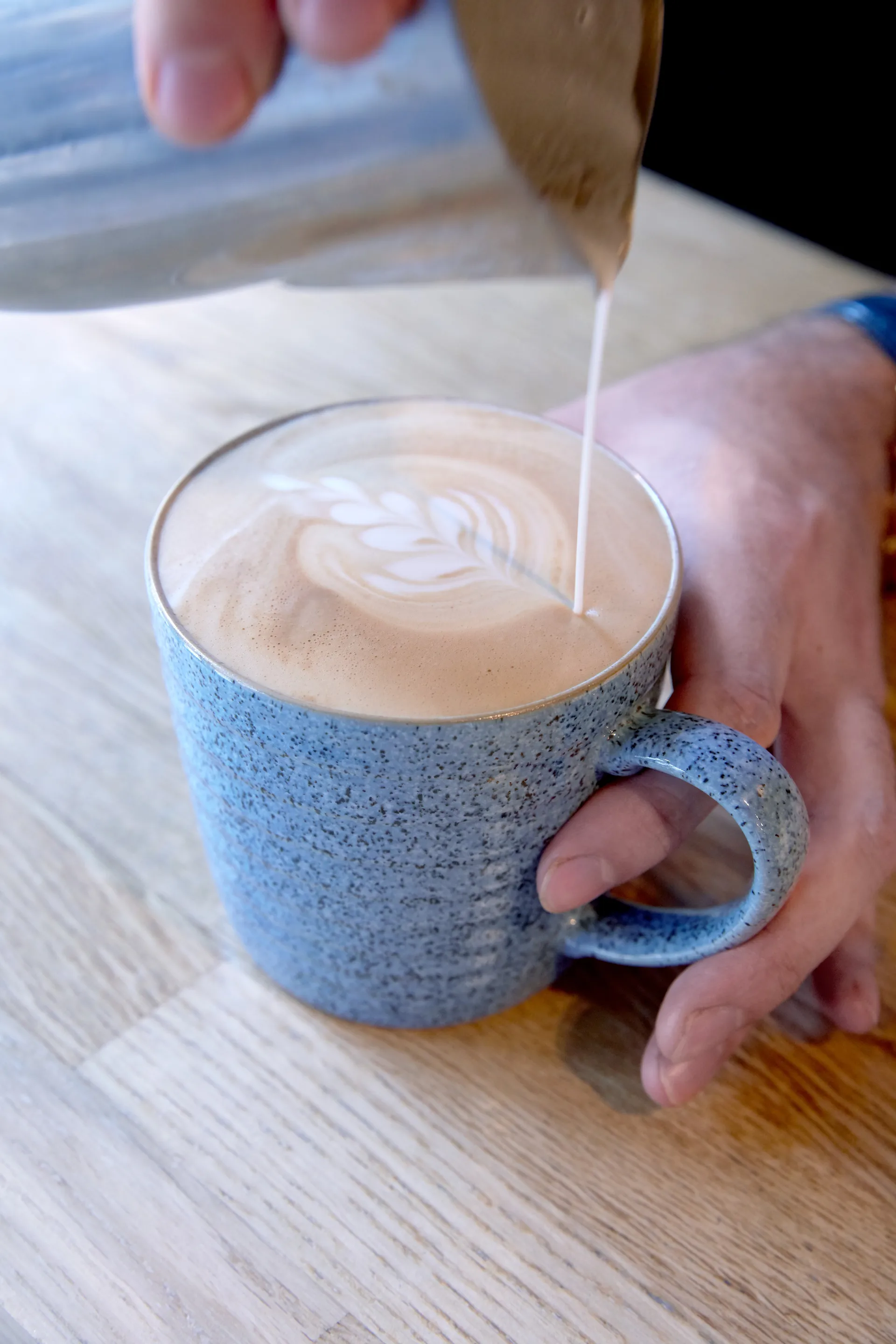 Tazza rigata Studio Blue, 40 cl, Selce, gesso Denby