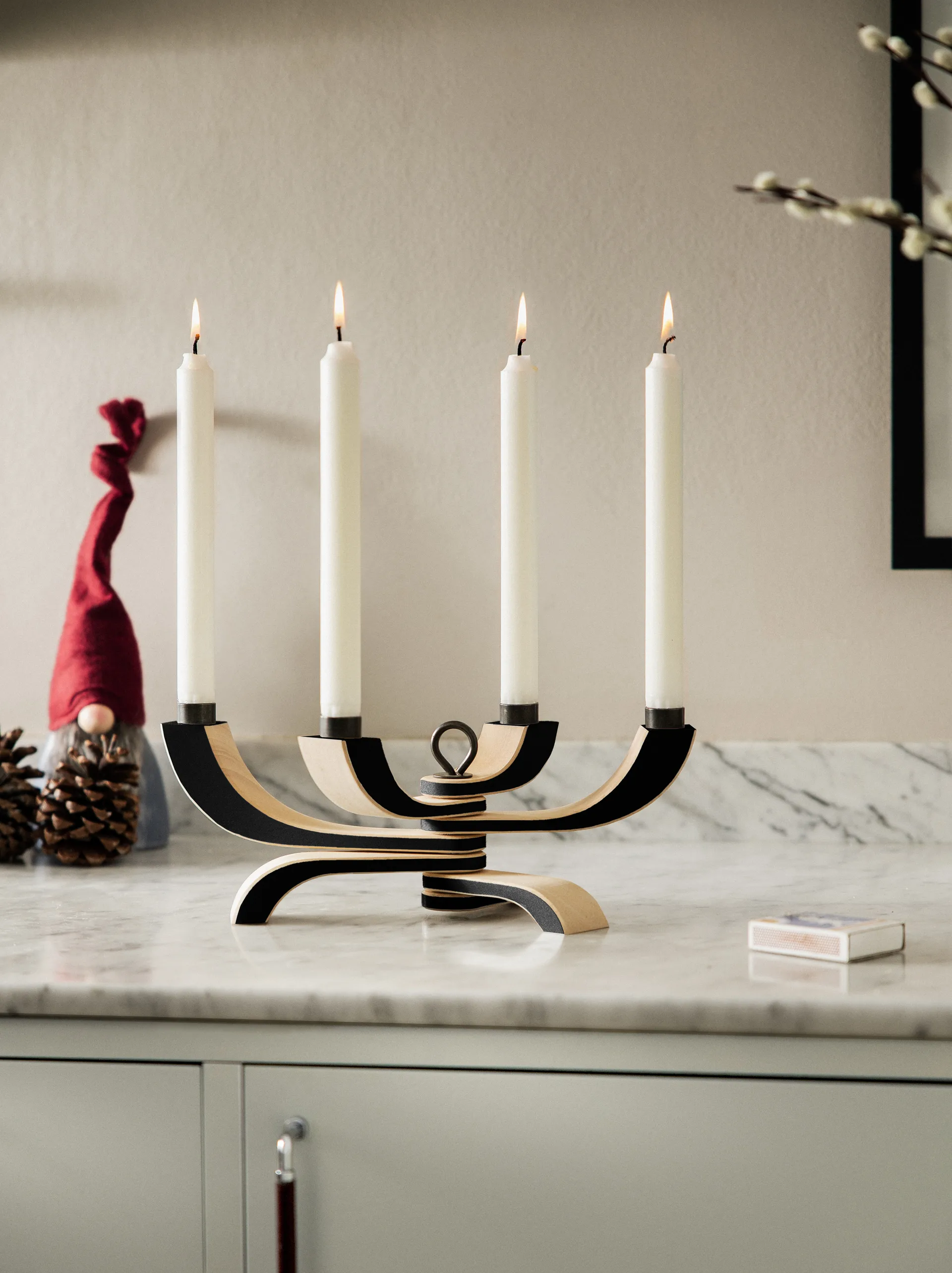 Candeliere a 4 bracci Nordic Light, Nero Design House Stockholm