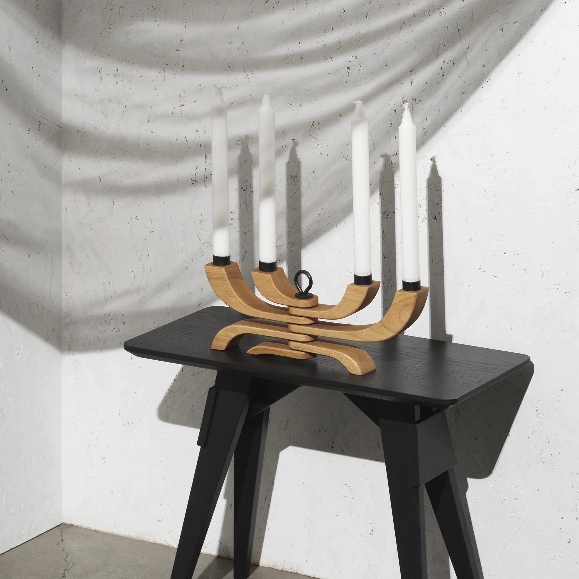 Candeliere a 4 bracci Nordic Light, rovere Design House Stockholm