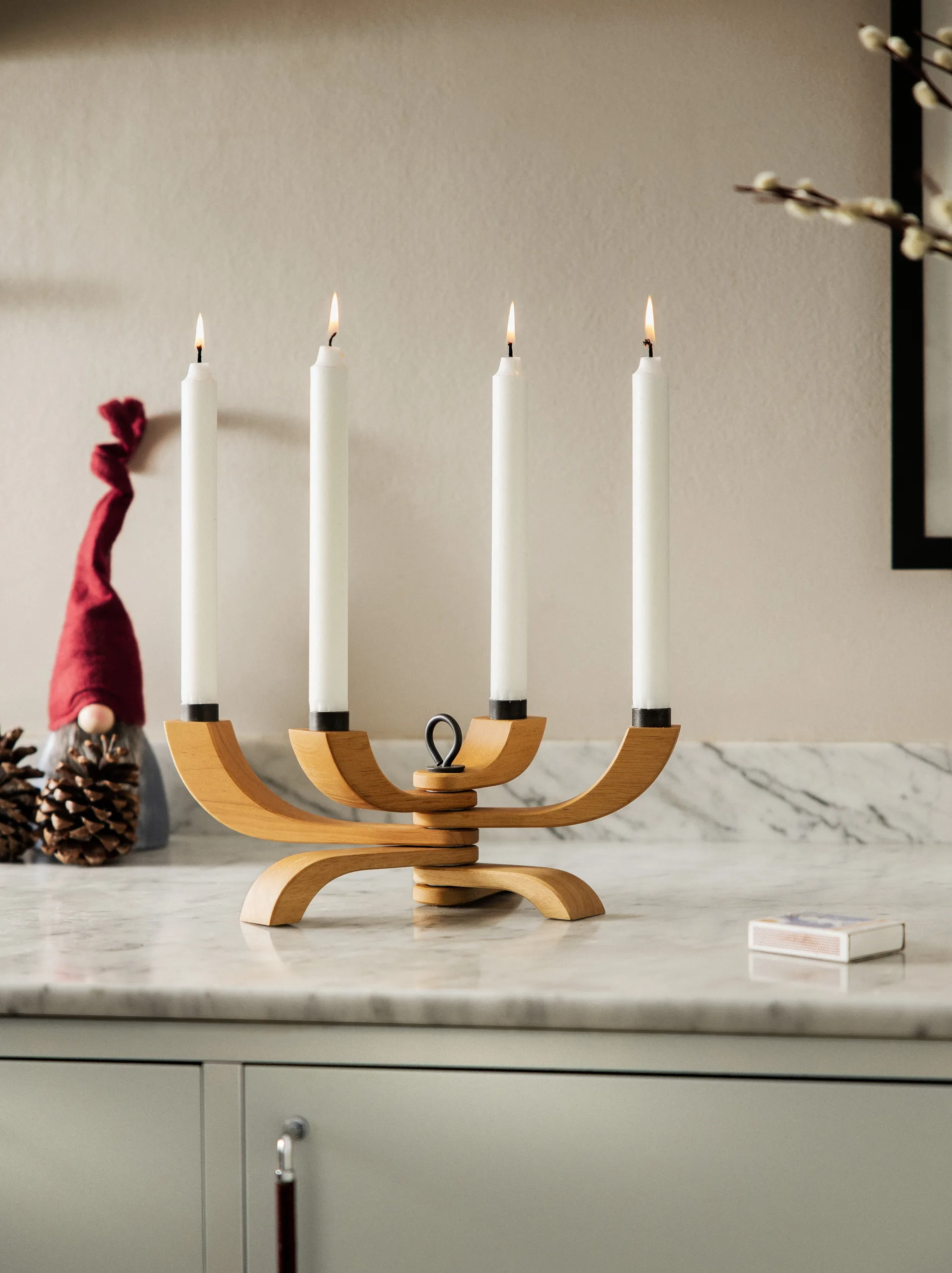 Candeliere a 4 bracci Nordic Light, rovere Design House Stockholm