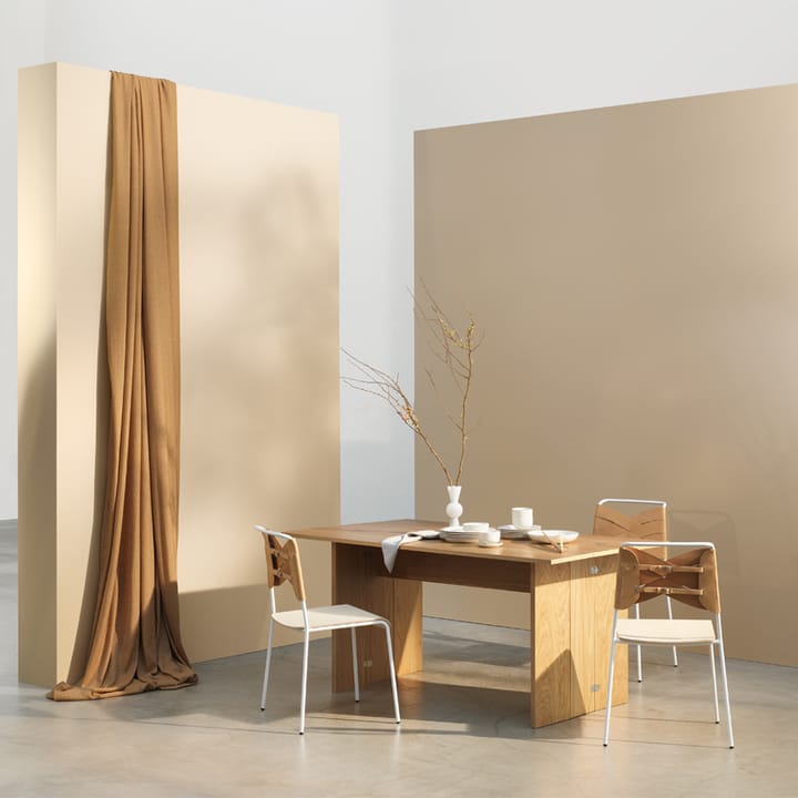 Sedia Torso, rovere, pelle color naturale, gambe cromate Design House Stockholm
