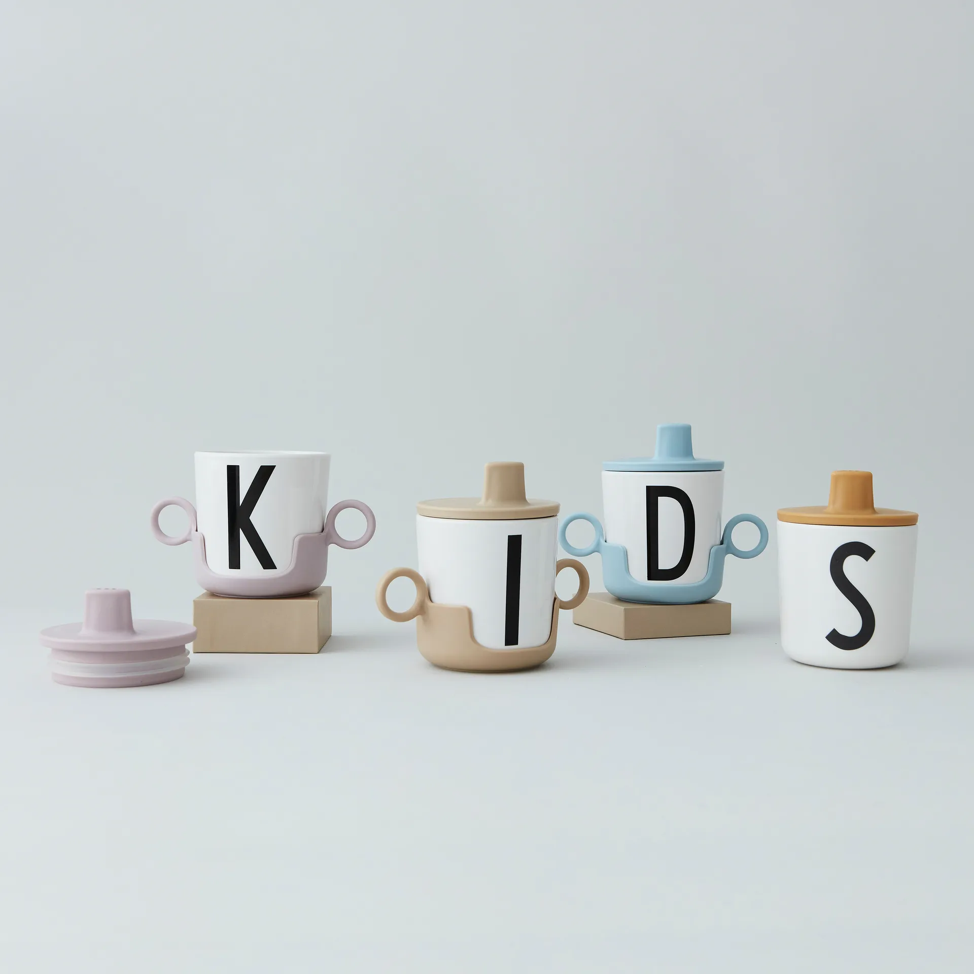 Coperchio a beccuccio per tazza in melammina Design Letters, Mustard Design Letters