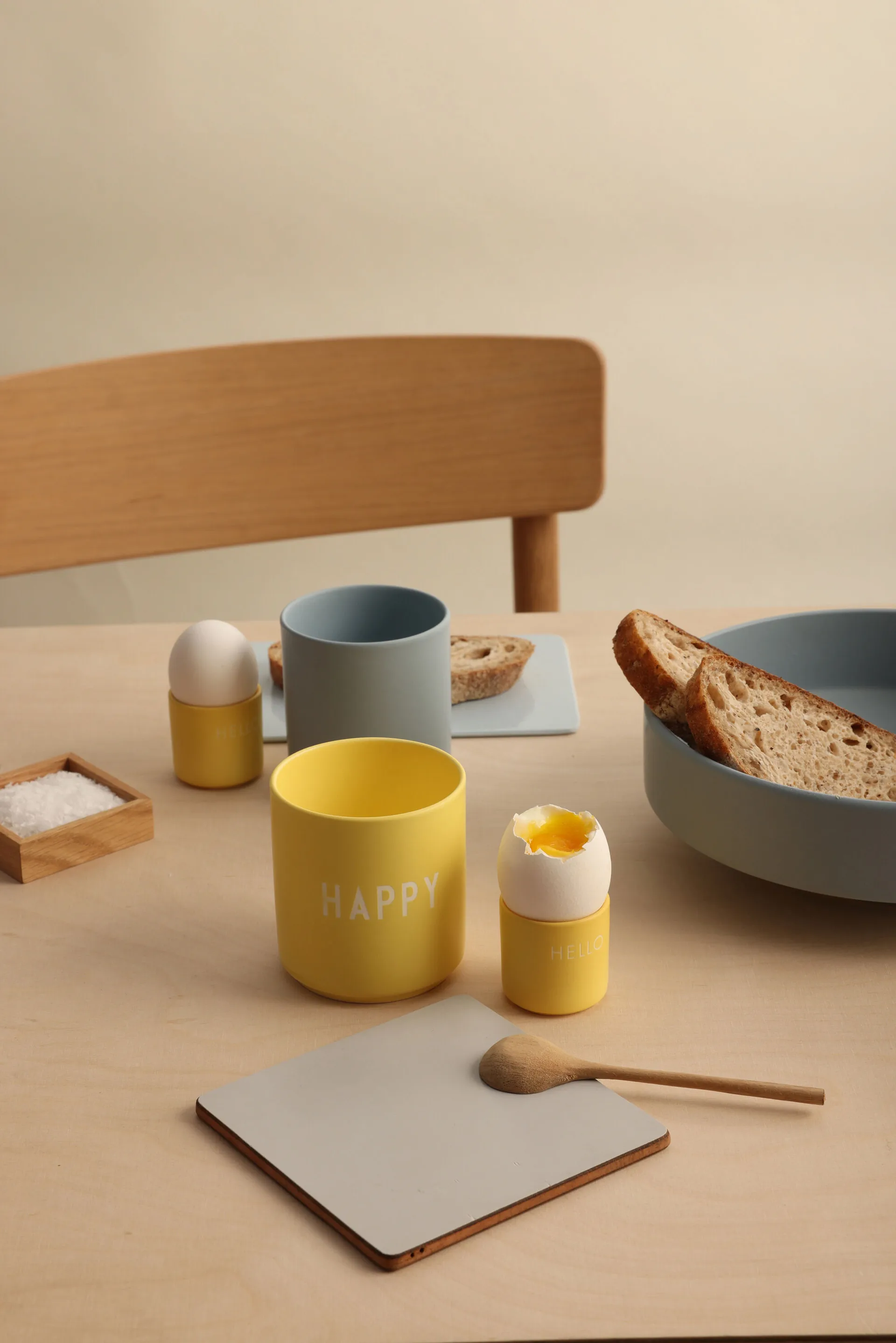 Portauovo Design Letters, confezione da 2, Hello, giallo Design Letters