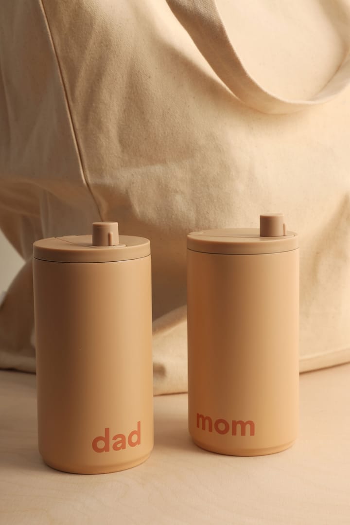 Tazza da viaggio Design Letters 35 cl, Testo: Mom, colore: beige Design Letters