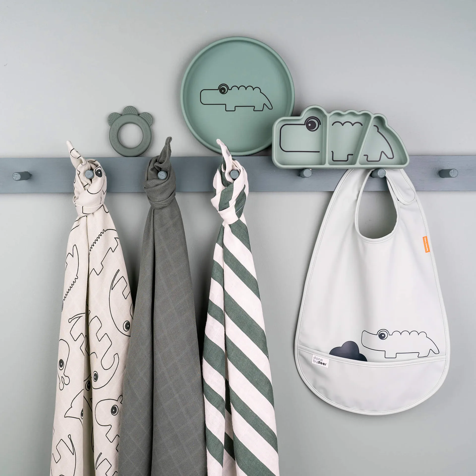 Piatto per bambini Croco Stick&Stay 9x21 cm, Verde Done by deer