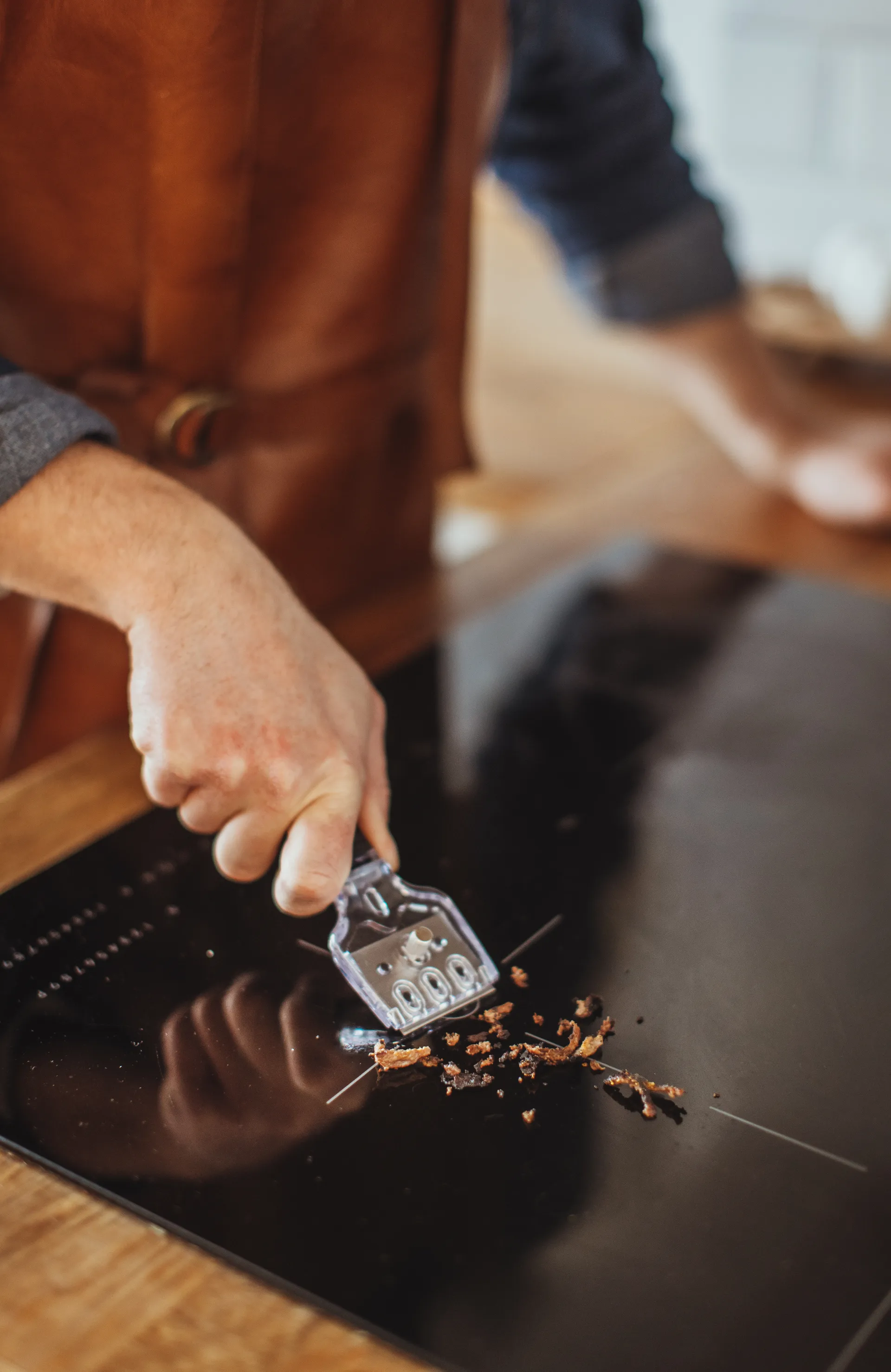 Raschietto per piano cottura Hema nero con 5 lame di ricambio, 16x5,4x1,8 cm Dorre