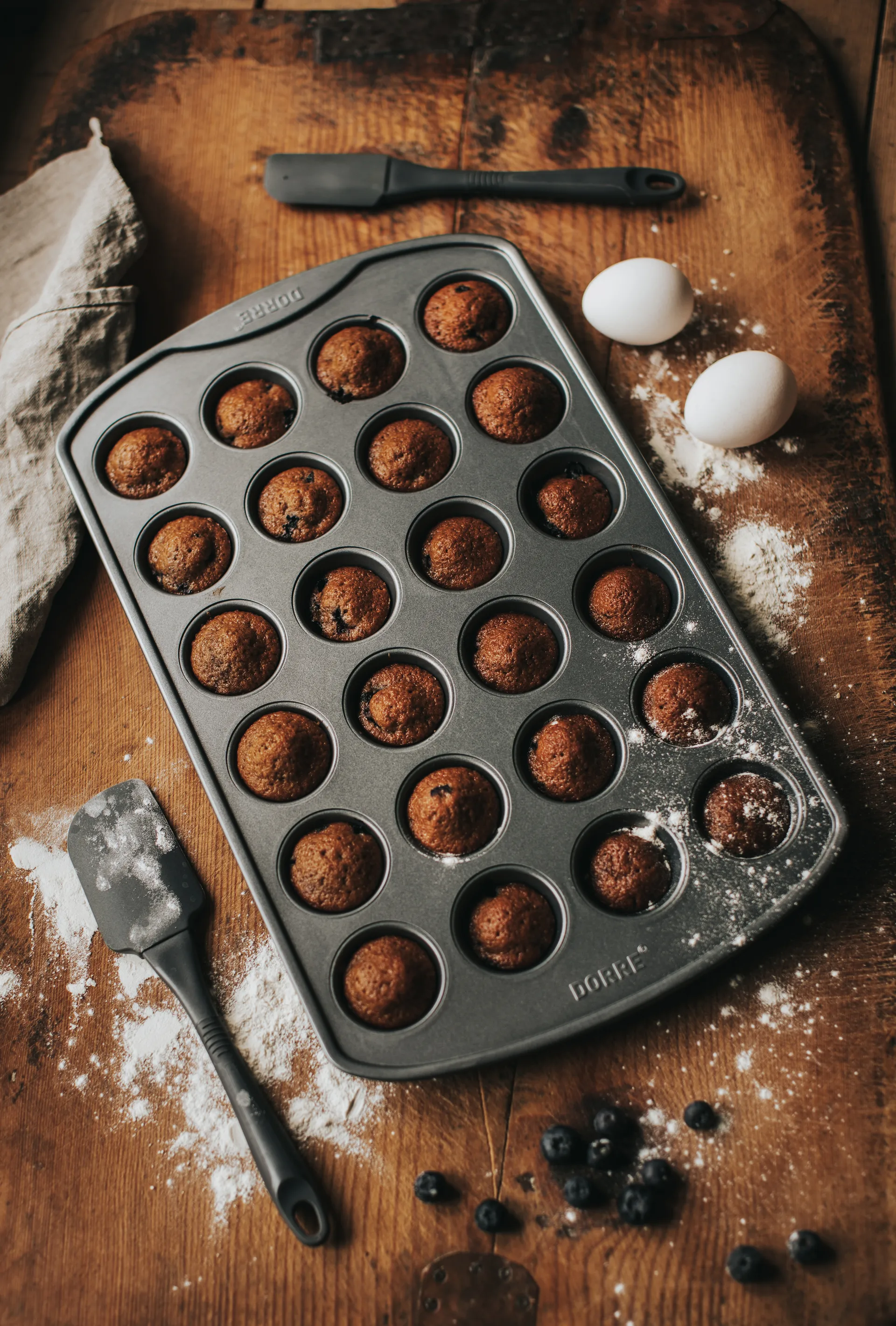 Stampo per muffin in acciaio al carbonio 24 cavità Karabo, 42,5×26×2,8 cm Dorre