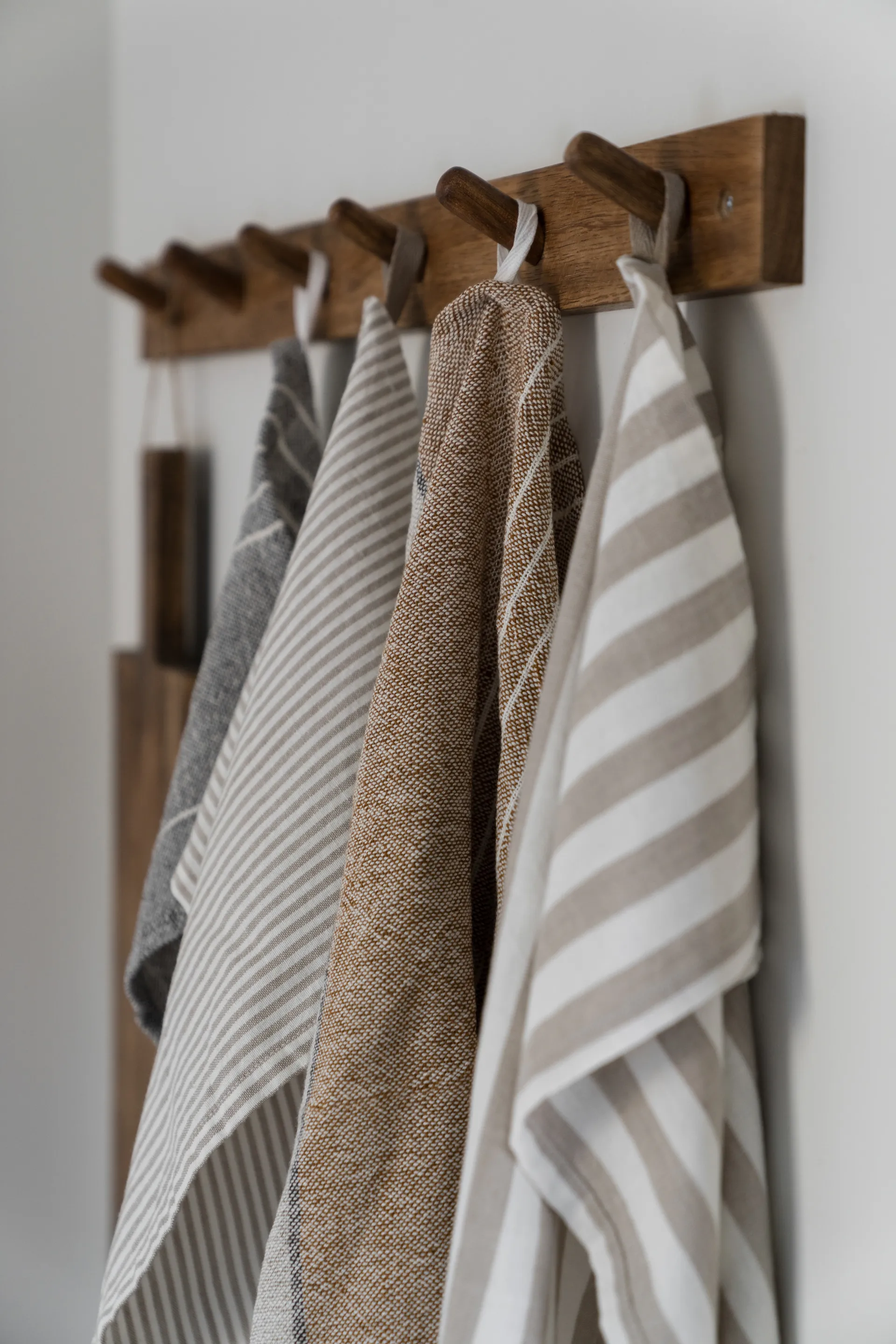 Asciugamano da cucina a righe sottili Ernst 47x70 cm, Beige-bianco a righe ERNST