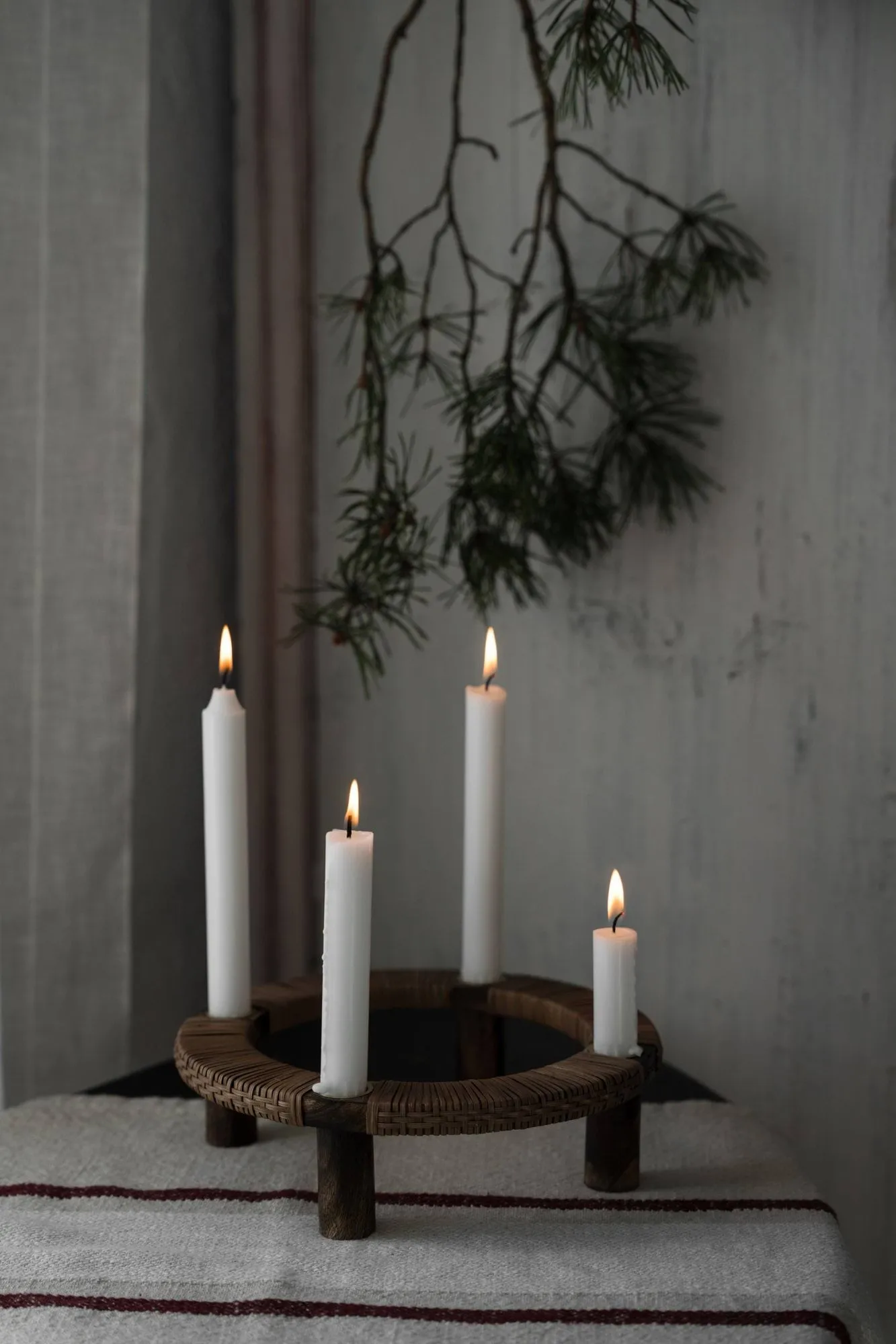 Ernst portacandele rotondo 4 luci, Legno scuro ERNST