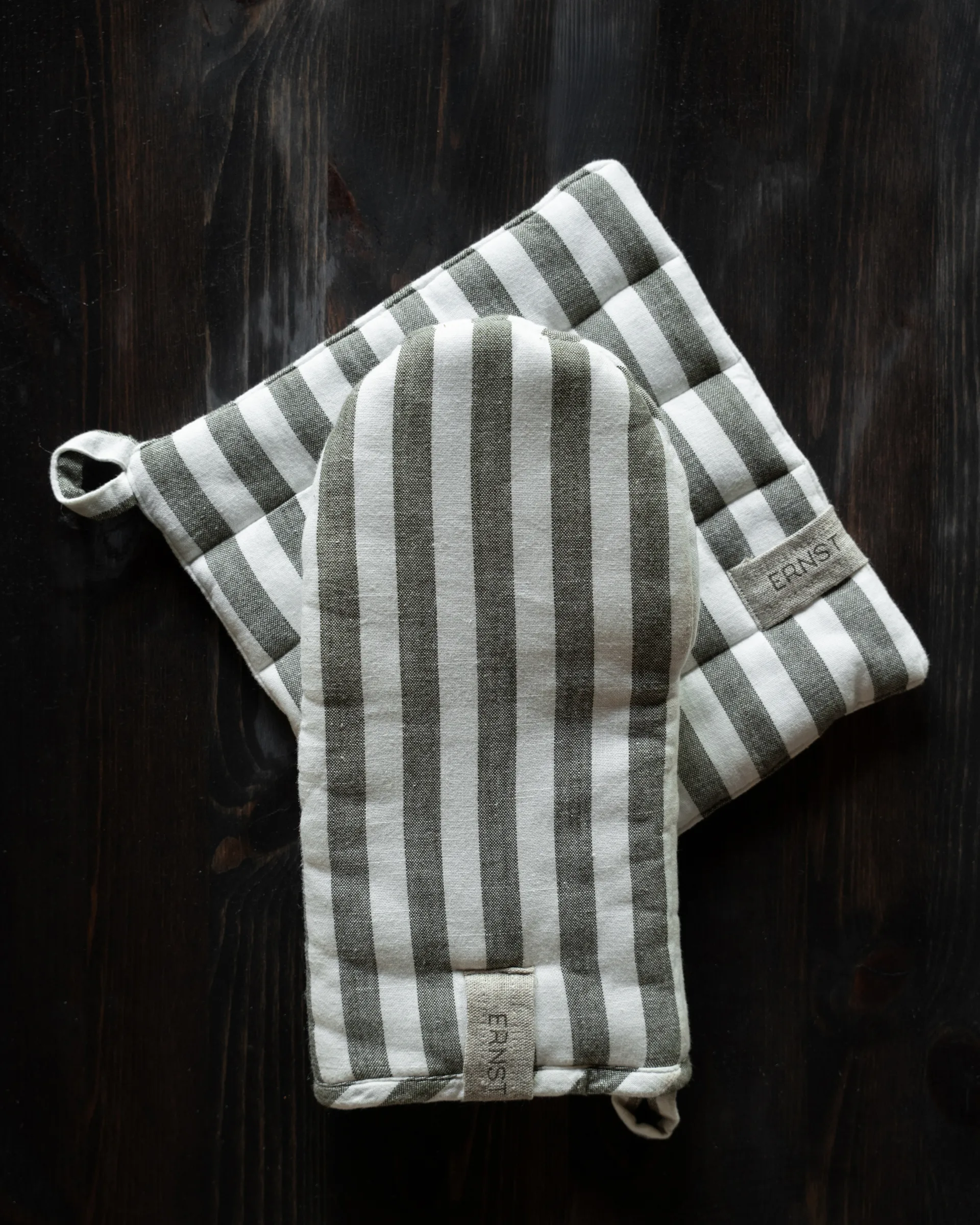 Guanto da forno Ernst a righe larghe, Salvia-bianco ERNST