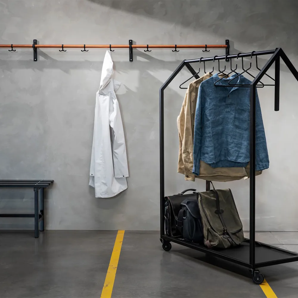 Appendiabiti a ganci Nostalgi, Noce, struttura bianca Essem Design