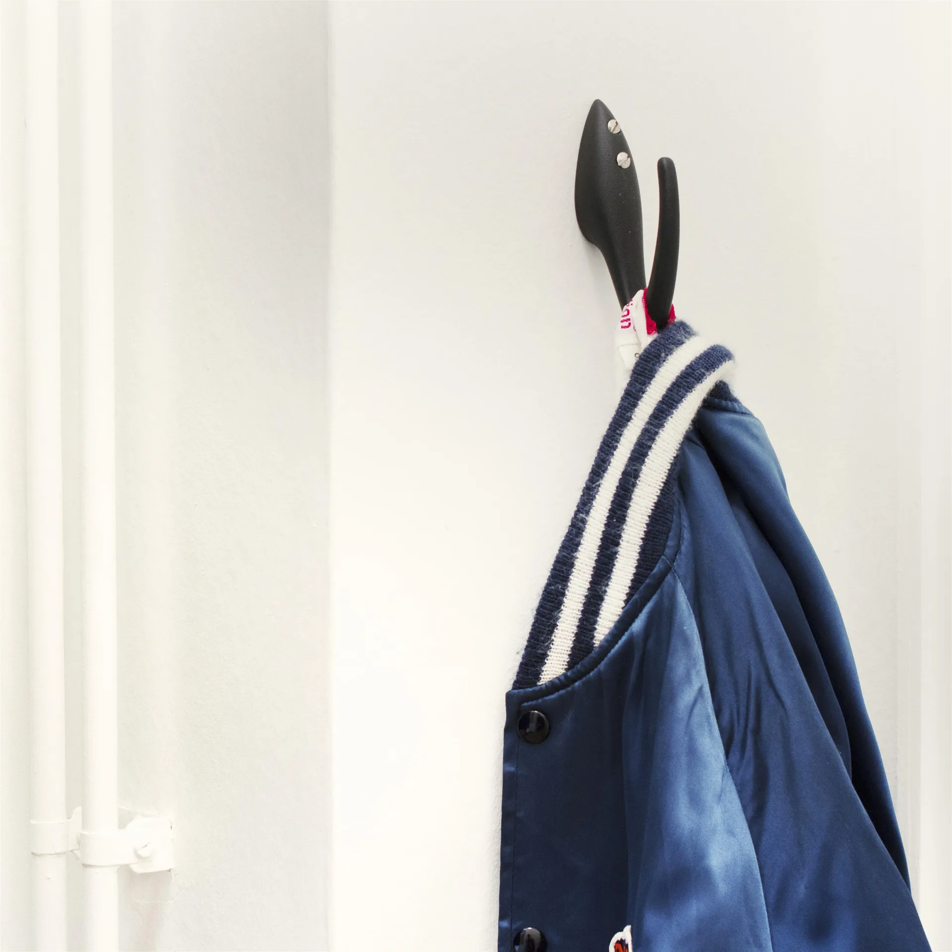 Gancio Papa, struttura nera Essem Design