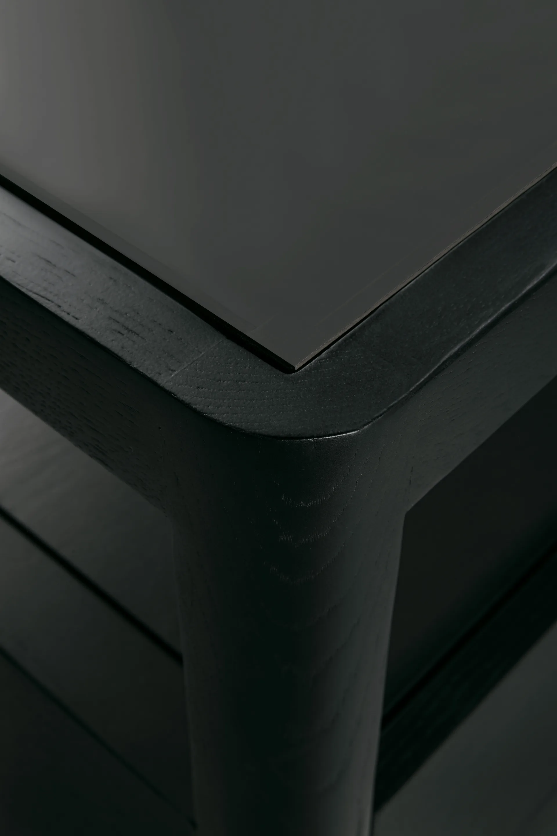 Cassettiera Spindle, Rovere verniciato nero, 4 cassetti Ethnicraft