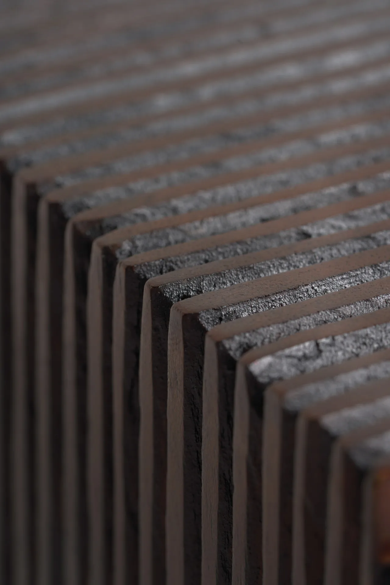 Fermalibri Grooves 2 pezzi, Mogano marrone scuro Ethnicraft