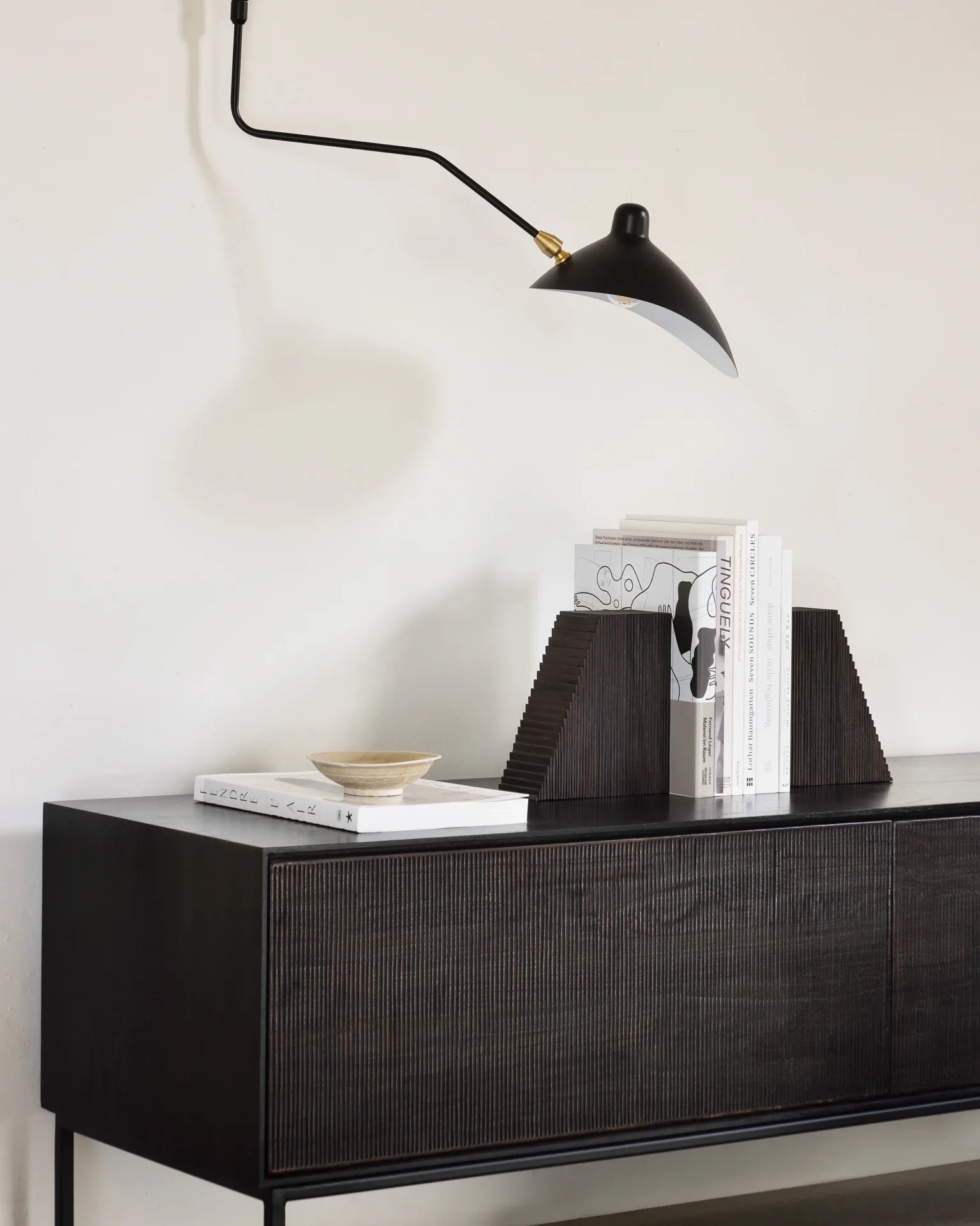 Fermalibri Grooves 2 pezzi, Mogano marrone scuro Ethnicraft