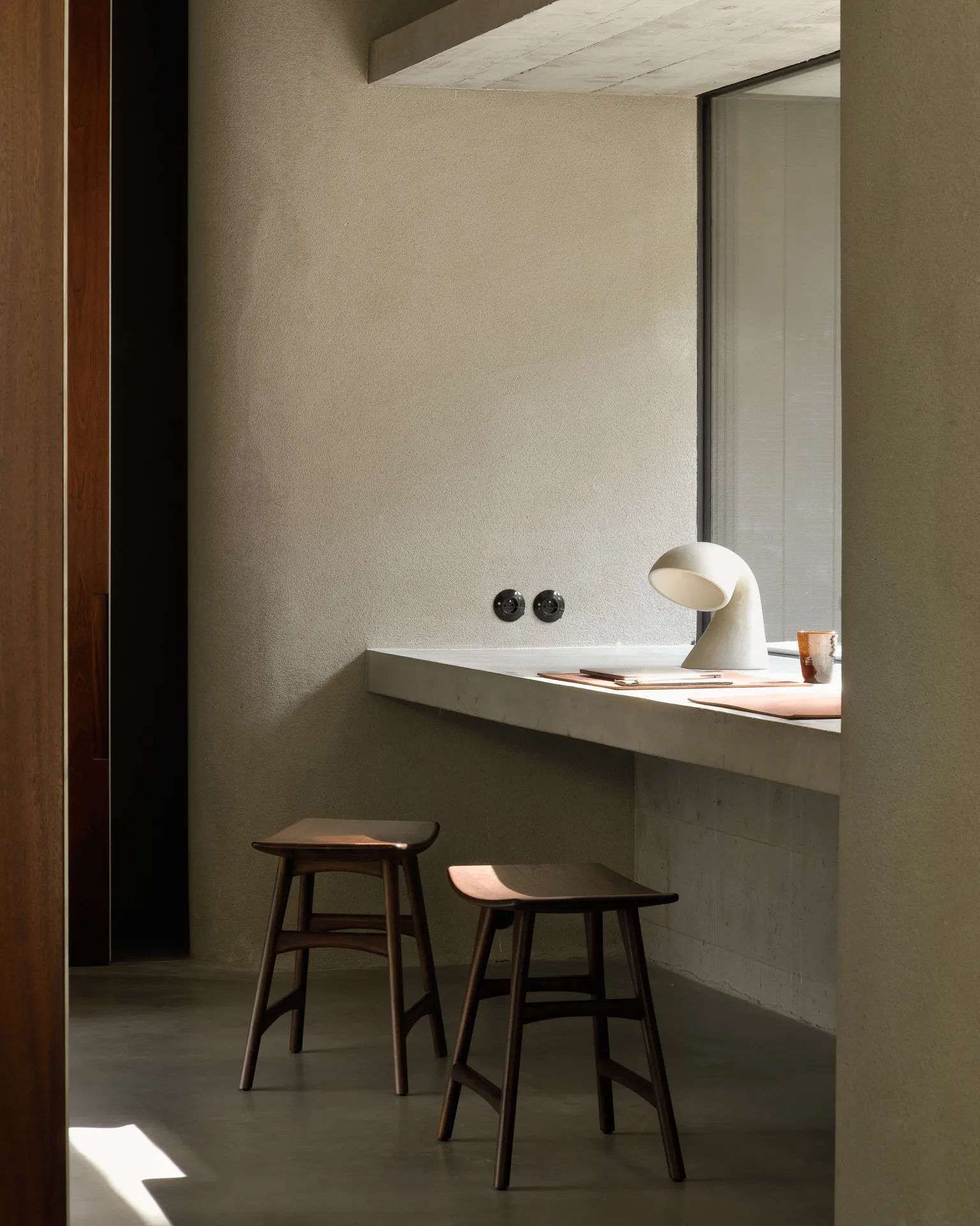 Poggiapiedi Osso 48x50 cm, Teak verniciato marrone Ethnicraft