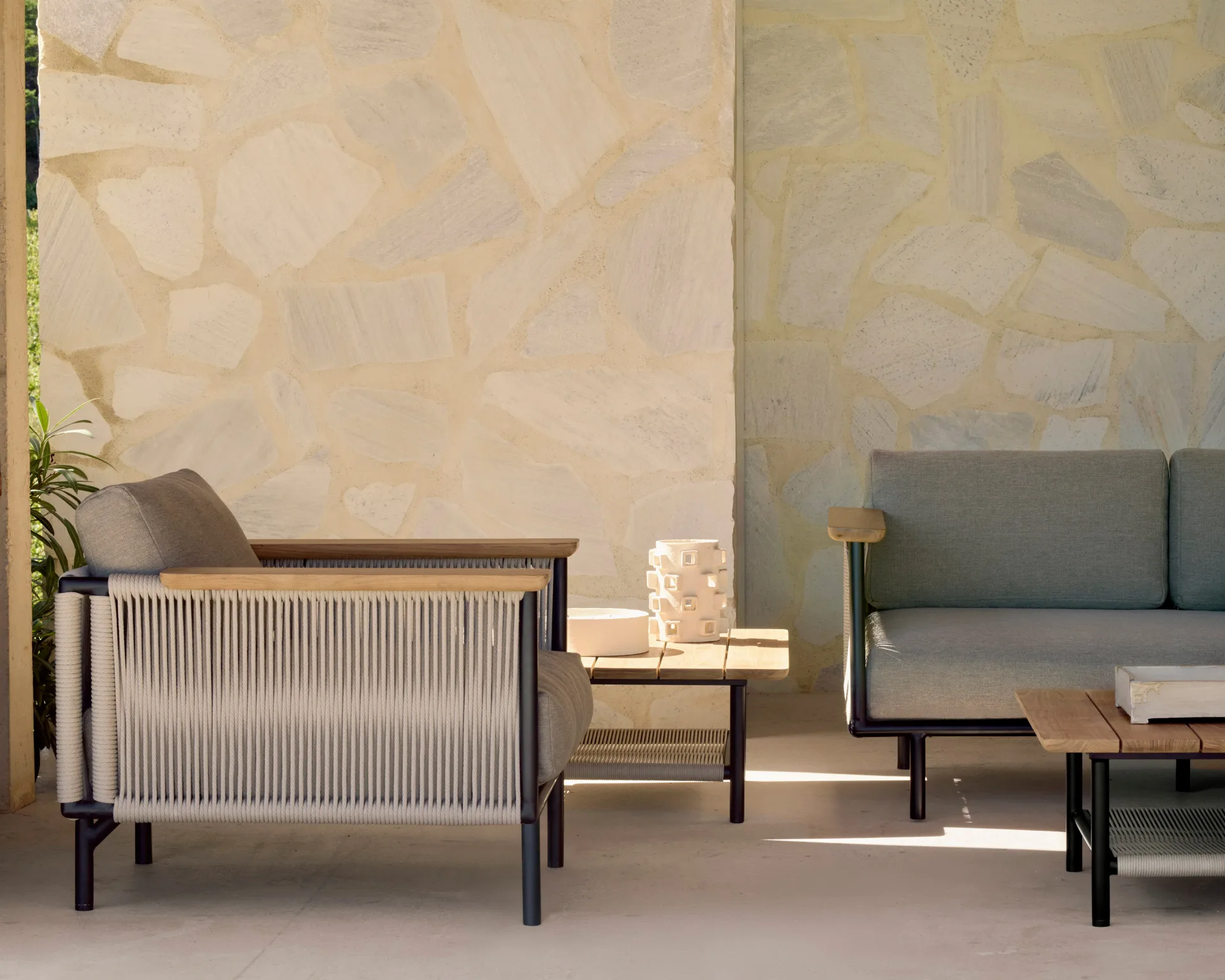 Poltrona lounge Corbey da esterno con cuscino, Alluminio nero-Oyster Ethnicraft