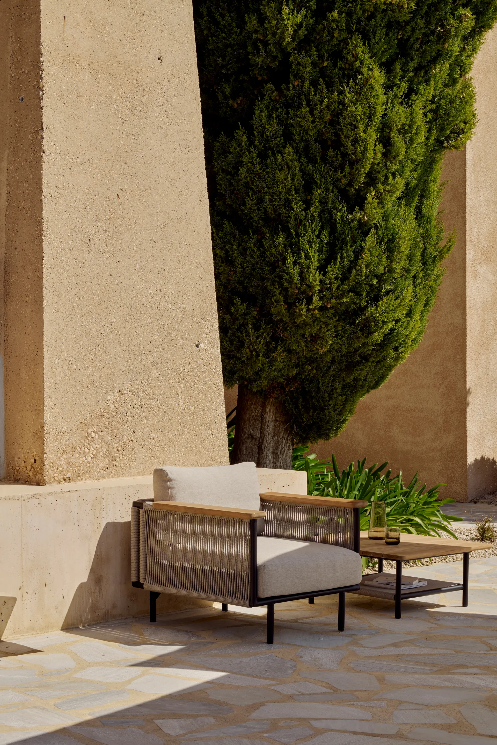 Poltrona lounge Corbey da esterno con cuscino, Alluminio nero-Oyster Ethnicraft