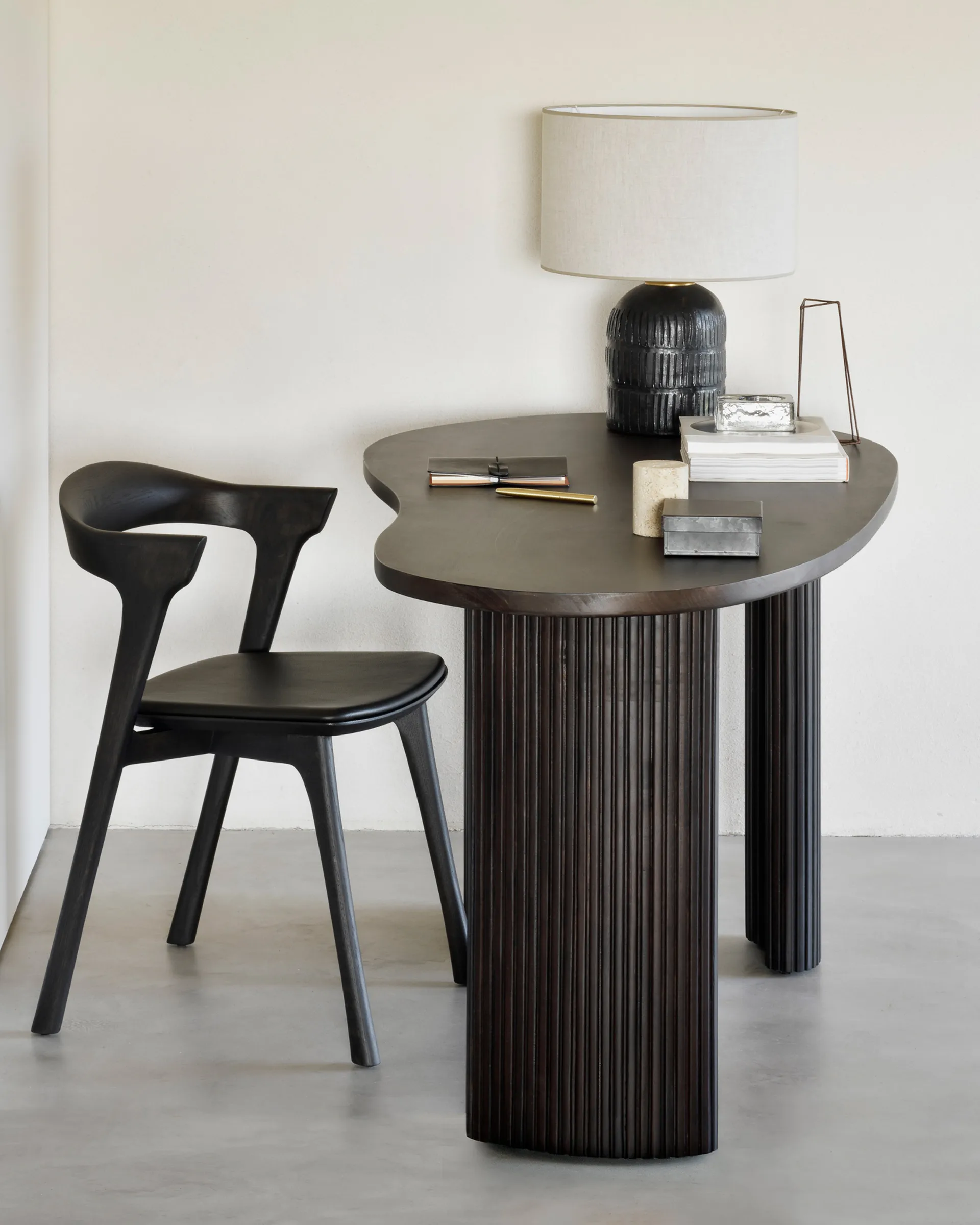 Scrivania Boomerang, mogano tinto marrone scuro, 160x83x76 cm Ethnicraft