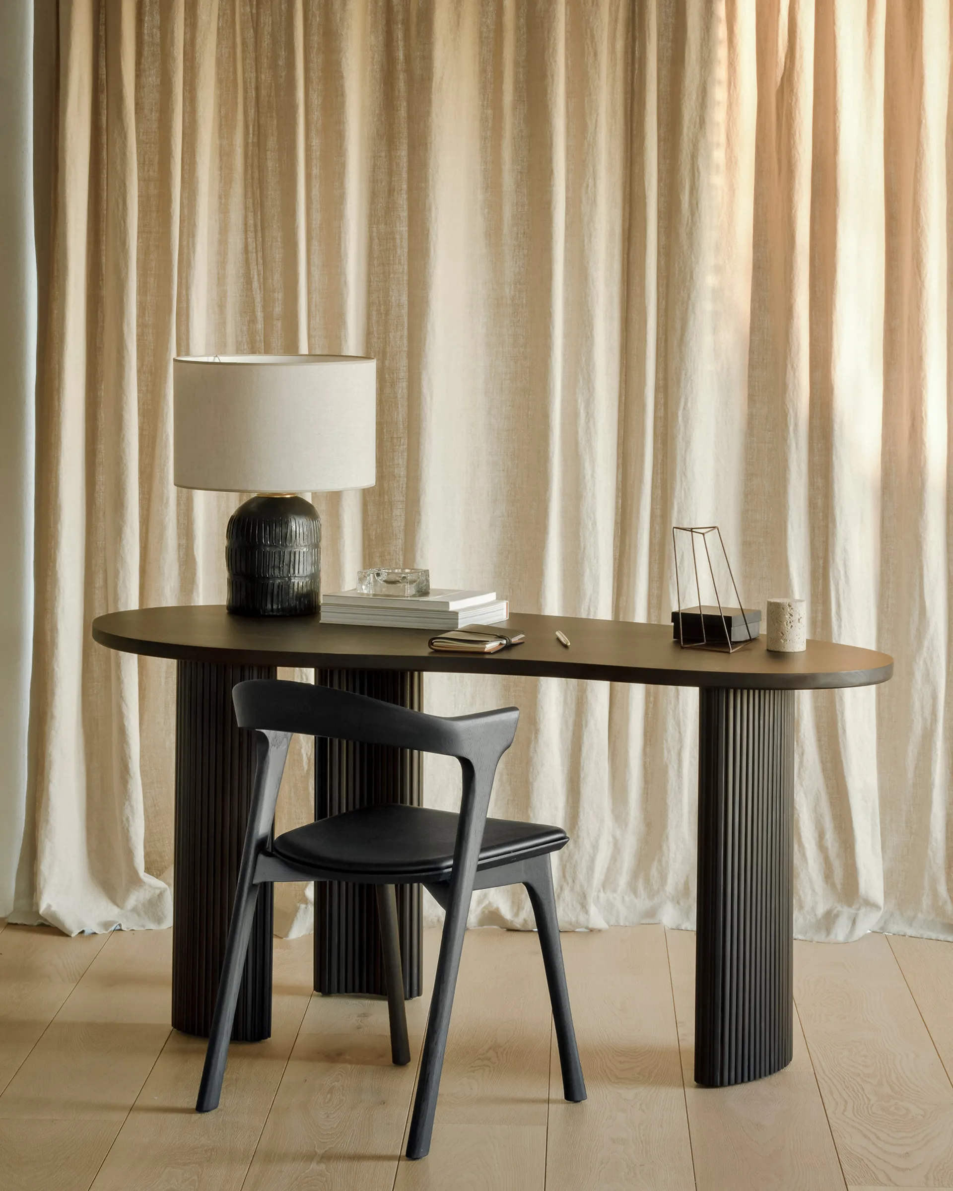 Scrivania Boomerang, mogano tinto marrone scuro, 160x83x76 cm Ethnicraft