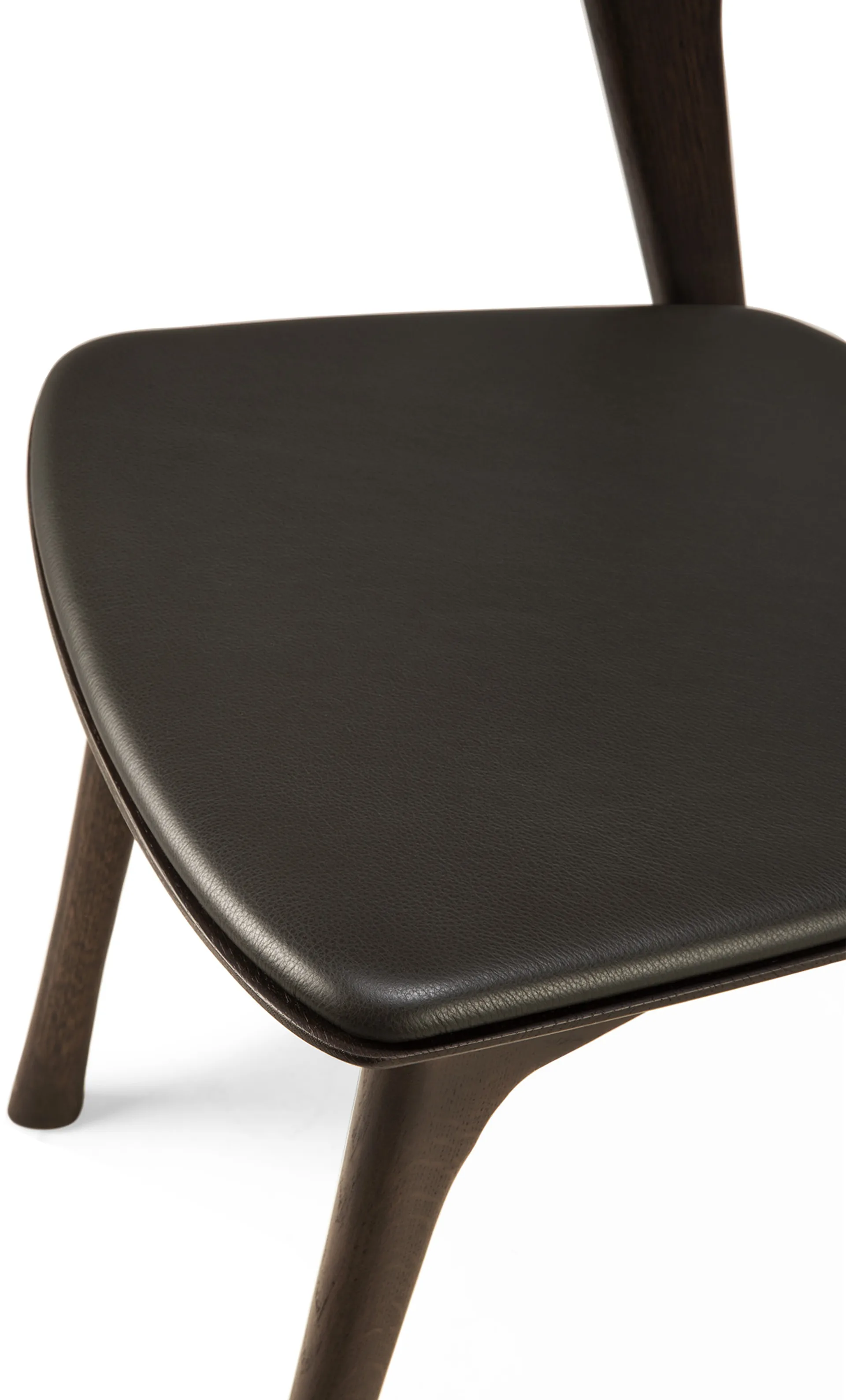 Sedia Bok con seduta in pelle, Rovere tinto marrone-pelle scura Ethnicraft