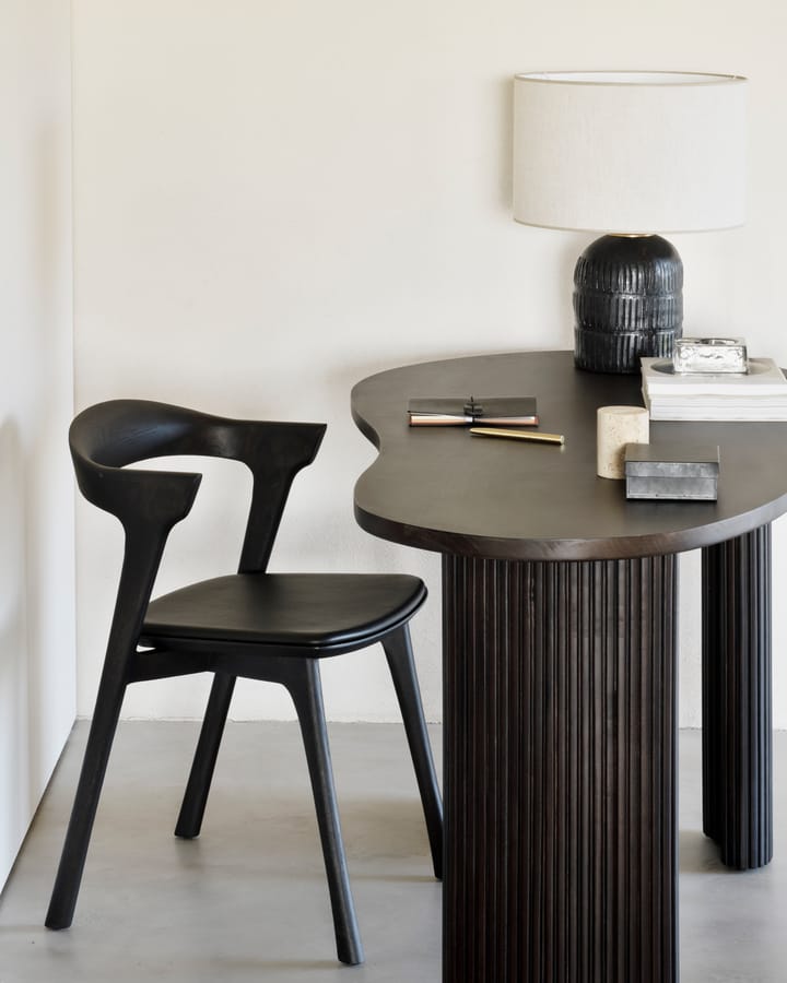 Sedia Bok con seduta in pelle, Rovere tinto marrone-pelle scura Ethnicraft