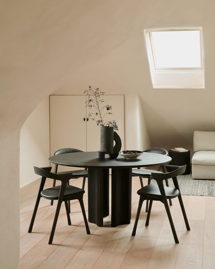 Sedia Bok con seduta in pelle, Rovere tinto marrone-pelle scura Ethnicraft