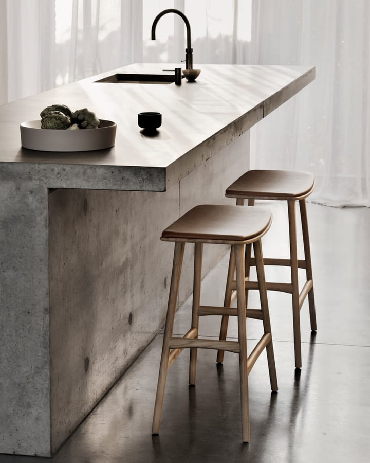 Sgabello alto Osso Counter 67 cm, Rovere laccato Ethnicraft