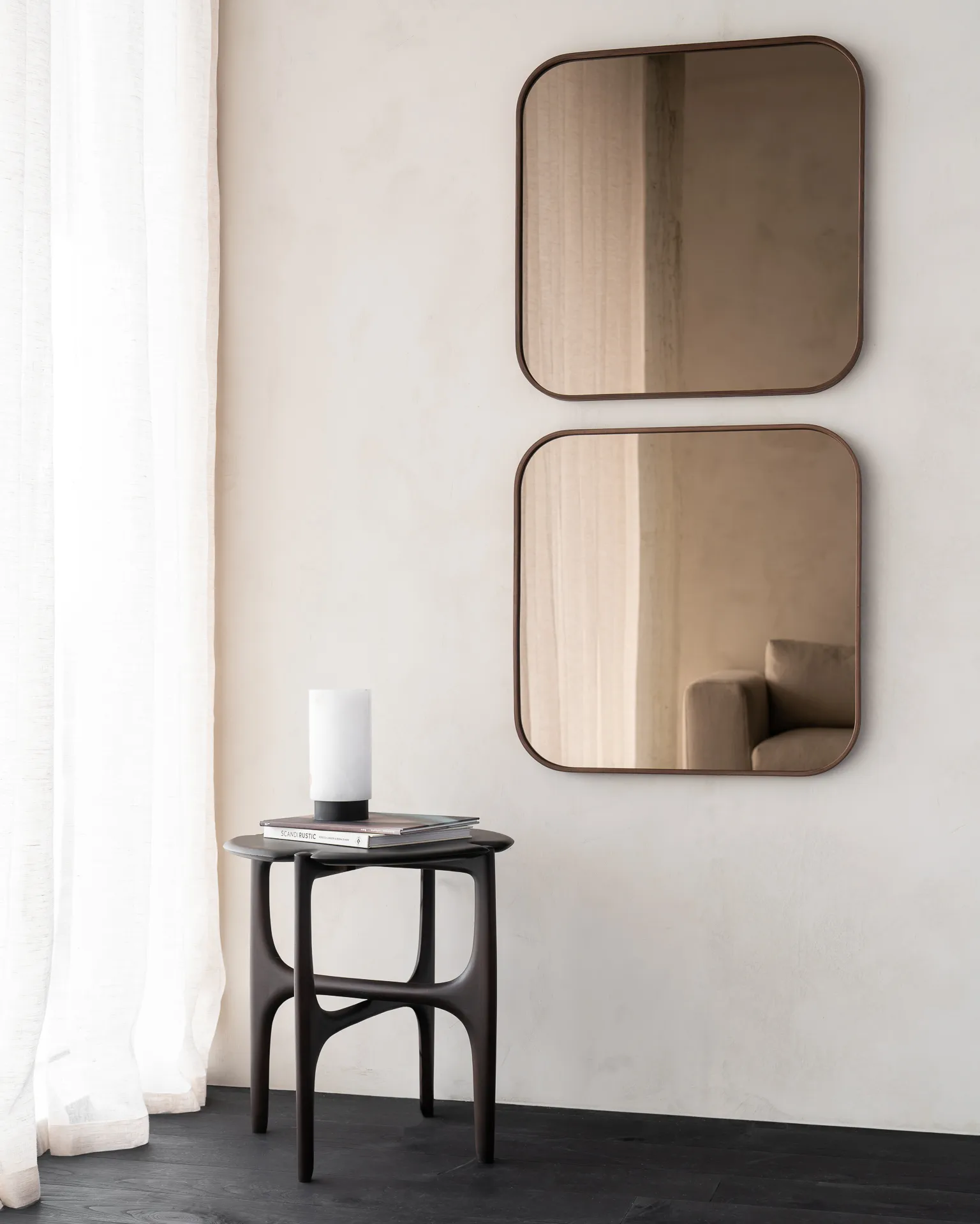 Specchio da parete Camber 60x60 cm, Bronzo-telaio in legno Ethnicraft