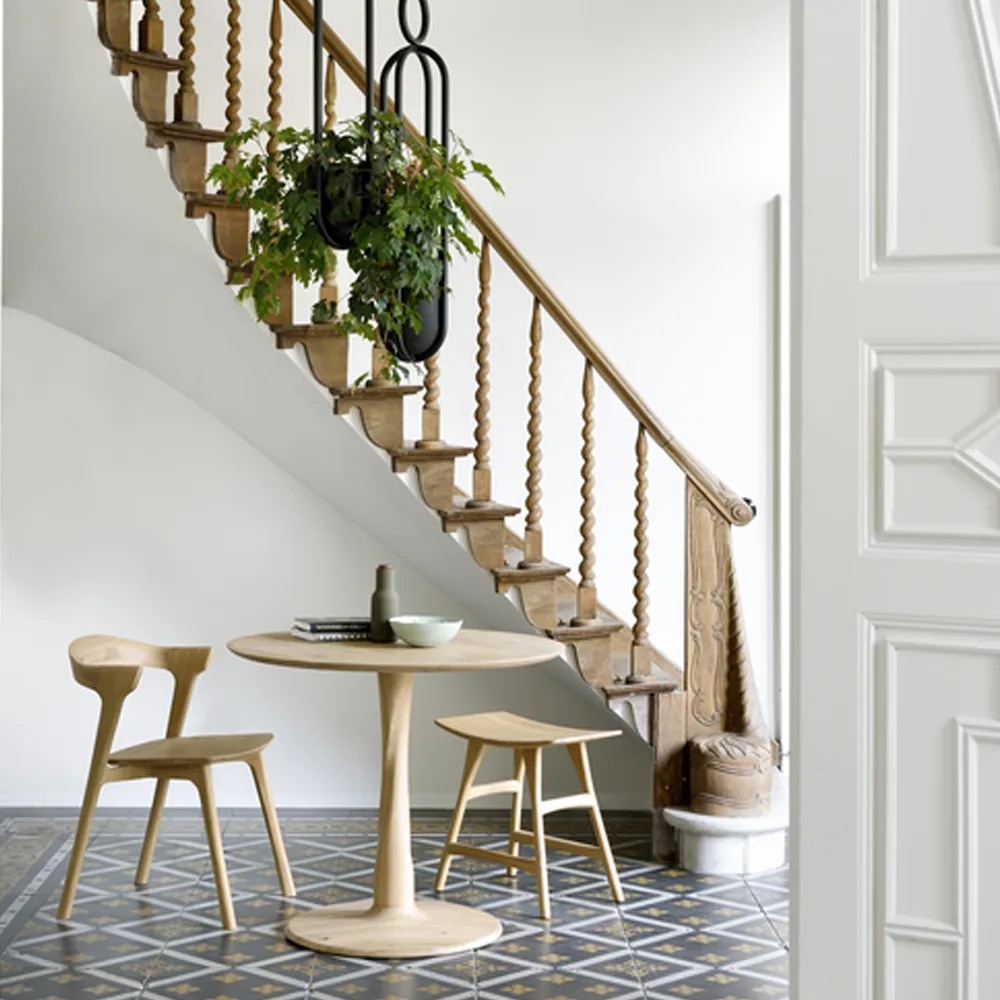 Tavolo da pranzo rotondo Torsion, Rovere oliato con cera dura pigmentata di bianco, Ø90 cm Ethnicraft