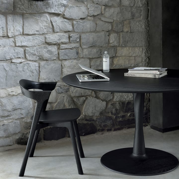 Tavolo rotondo Torsion in rovere nero spazzolato, Ø127 cm Ethnicraft