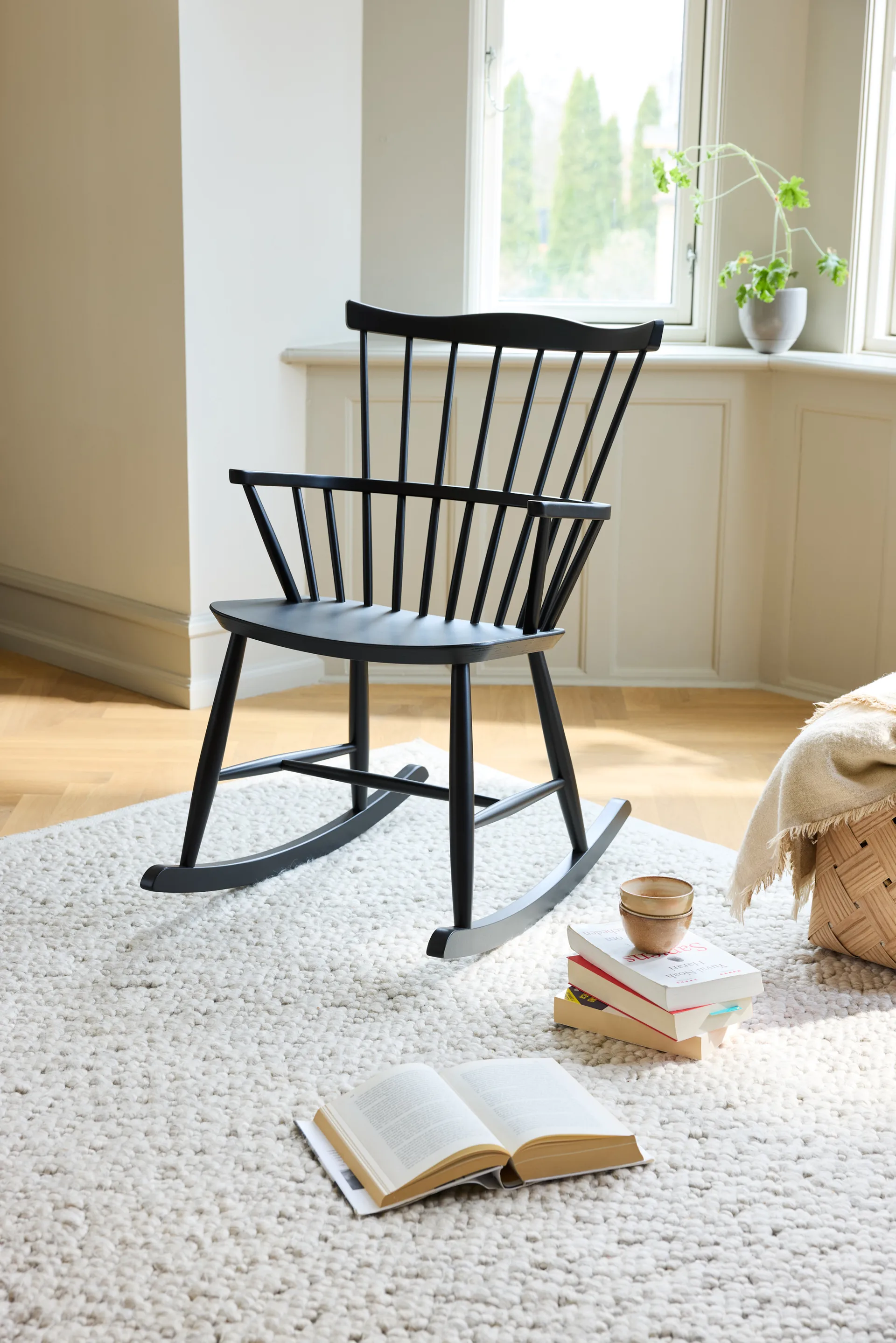 Sedia a dondolo J52G, Faggio RAL 9005 FDB Møbler