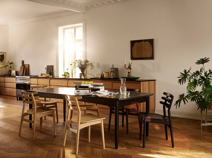 Sedia J48, Rovere naturale laccato - pelle nera FDB Møbler
