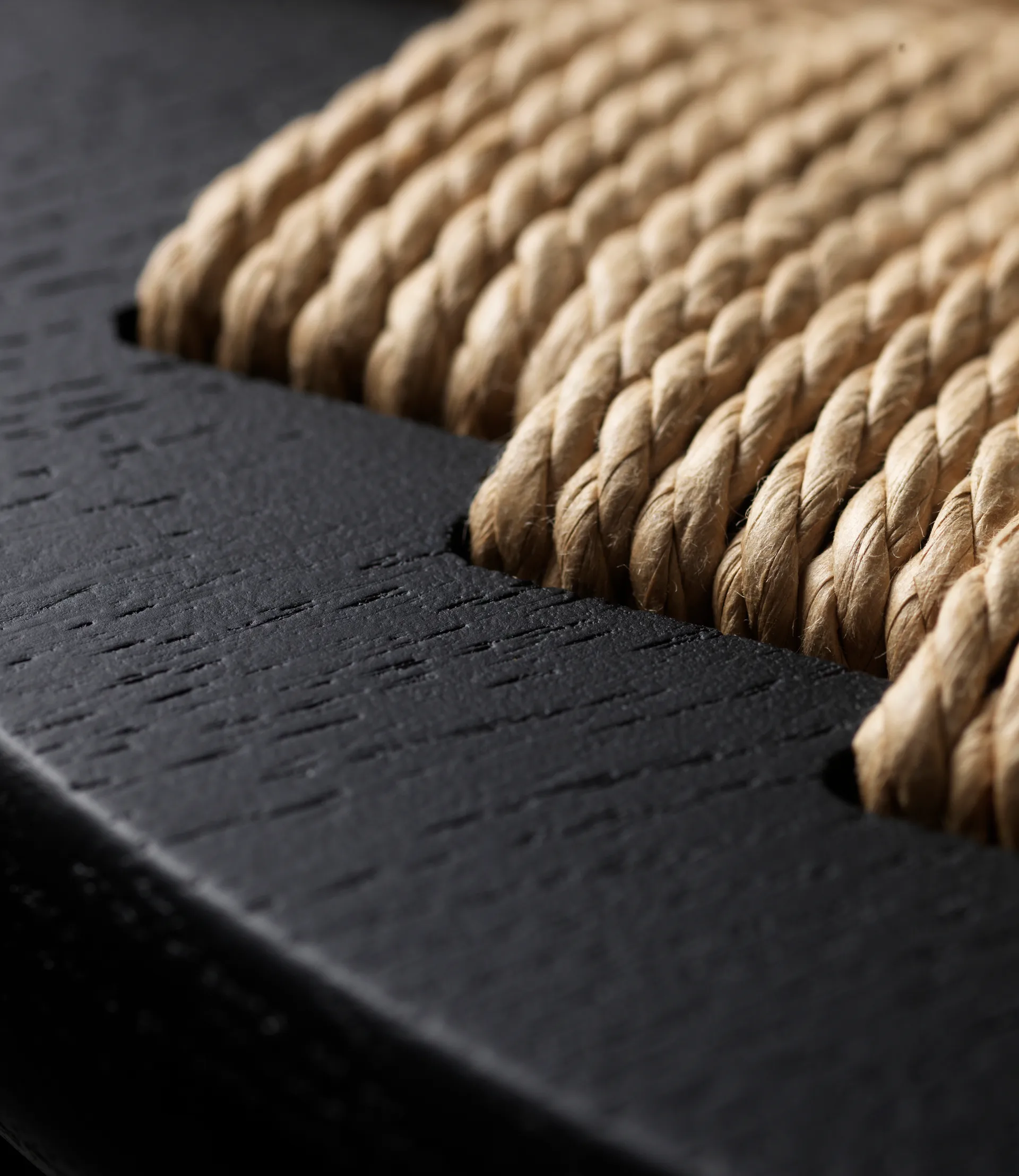 Sgabello da Bar J165C Counter Round, Rovere verniciata di nero-naturale FDB Møbler