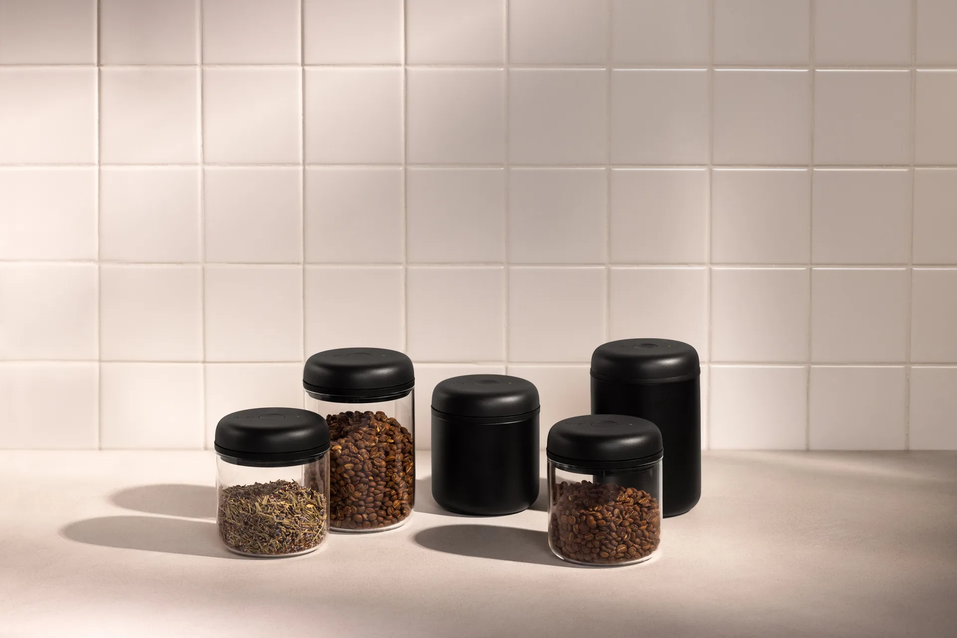 Contenitore sottovuoto elettrico Atmos 0,7 L, Nero opaco Fellow