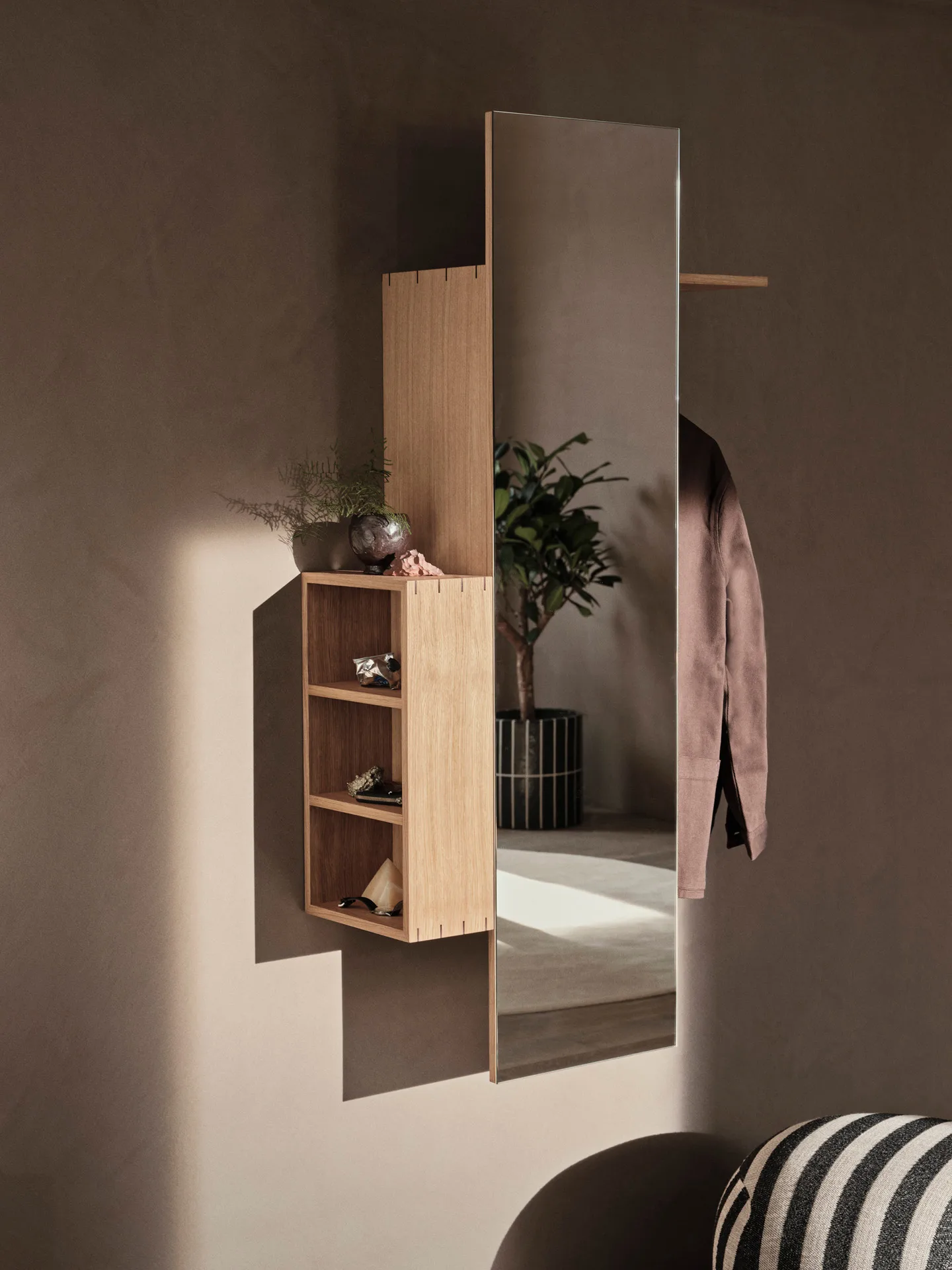 Appendiabiti con specchio Bon hallway cabinet, Oiled Oak Ferm Living