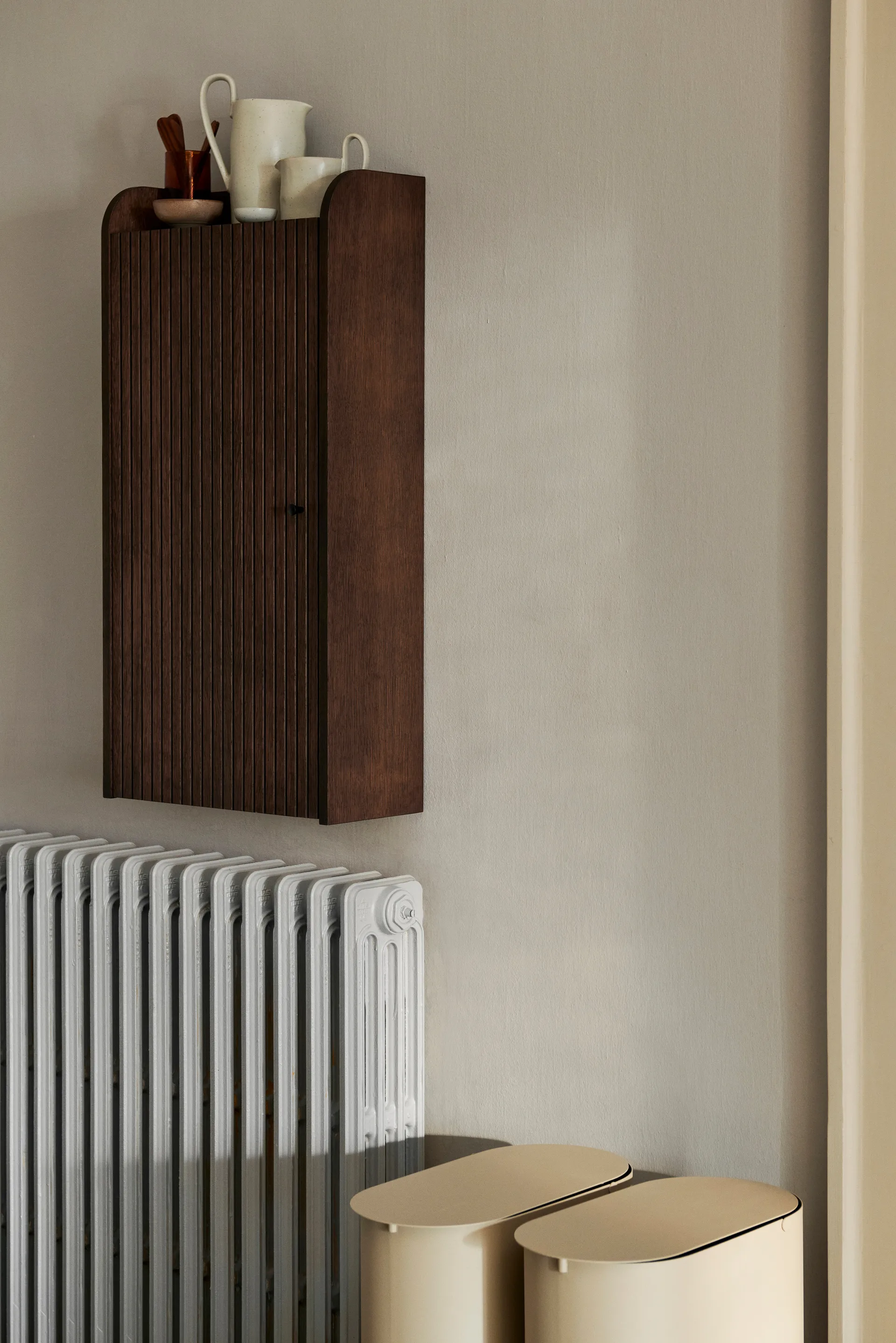 Armadietto da parete Sill 42,5x85 cm, Dark stained oak Ferm Living