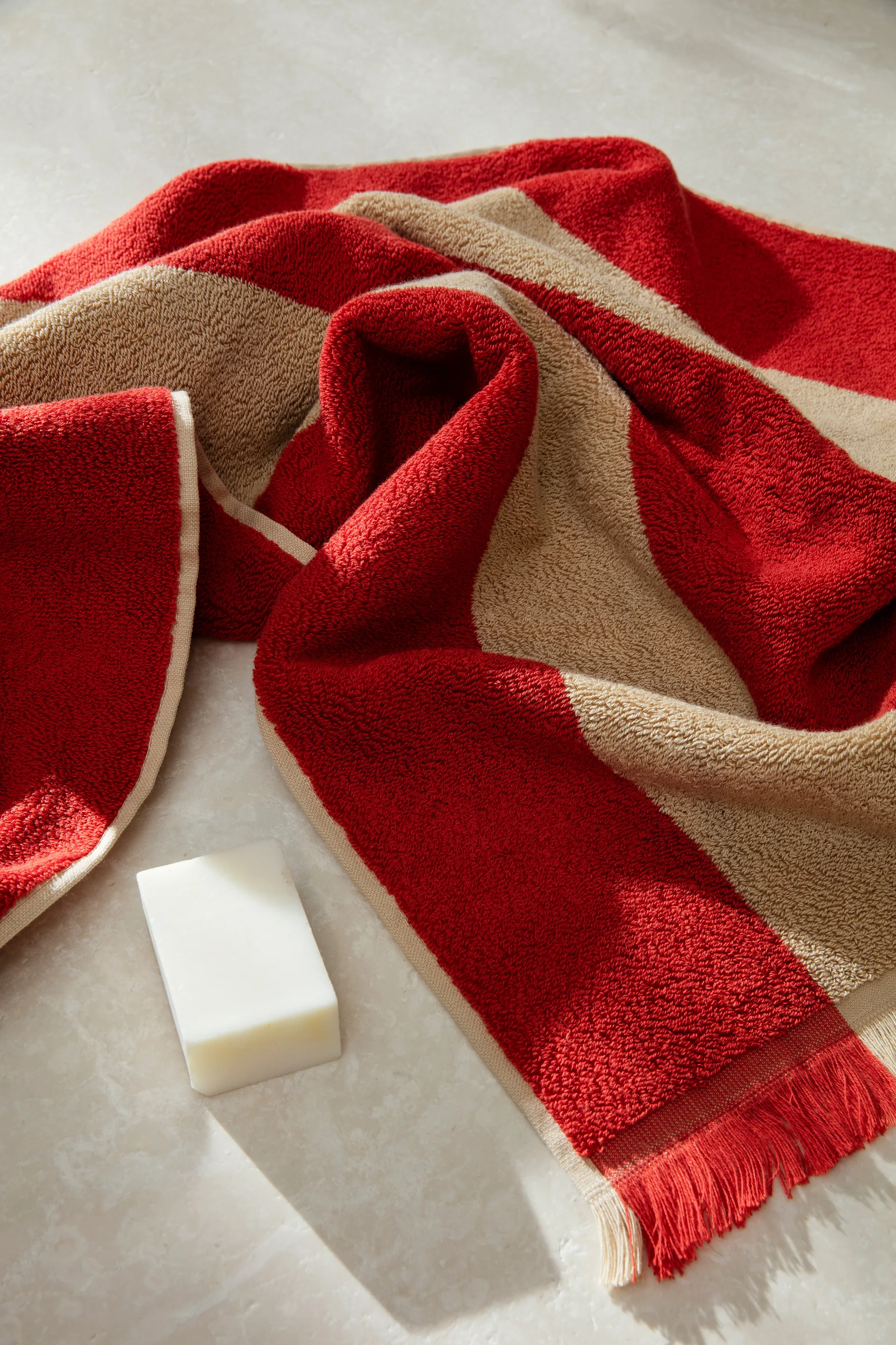 Asciugamano Alee 50x100 cm, Light camel-red Ferm Living