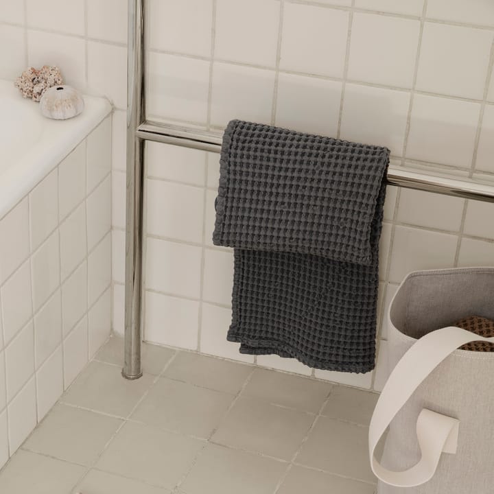 Asciugamano in cotone ecologico grigio, 50x100 cm Ferm Living