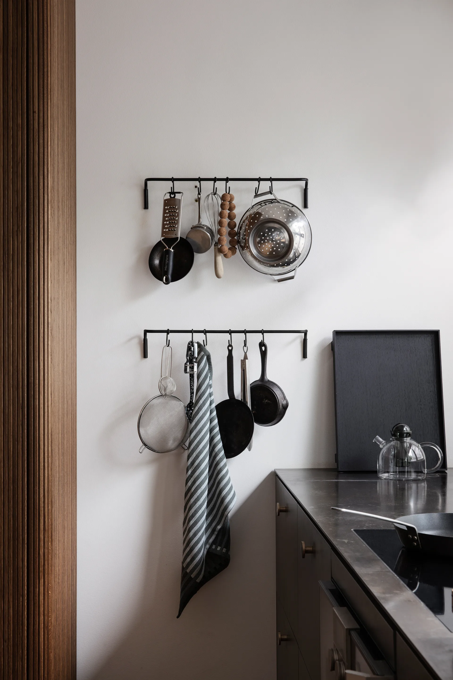 Asta da cucina con 6 ganci, Nero-ottone Ferm Living