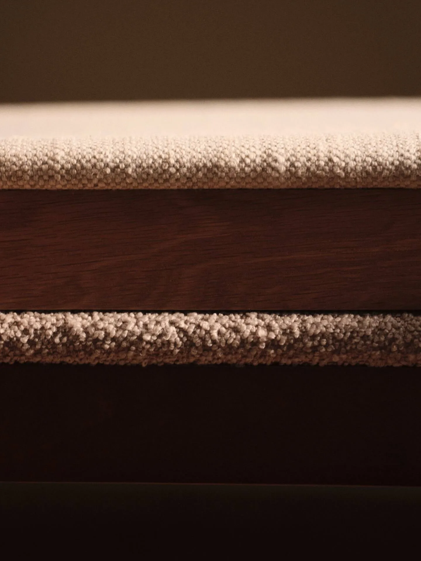 Boda poltrona con braccioli, Seduta imbottita soft bouclé, dark stained beech-natural Ferm Living