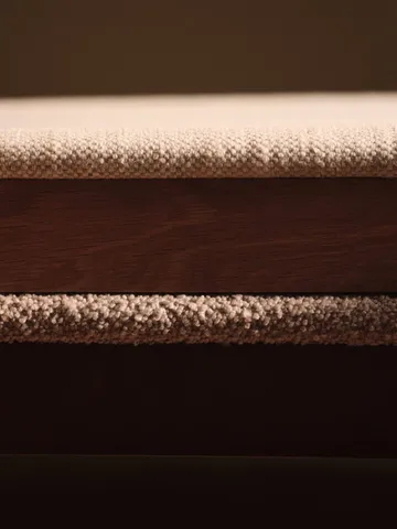 Boda poltrona con braccioli - Seduta imbottita soft bouclé, dark stained beech-natural - Ferm Living