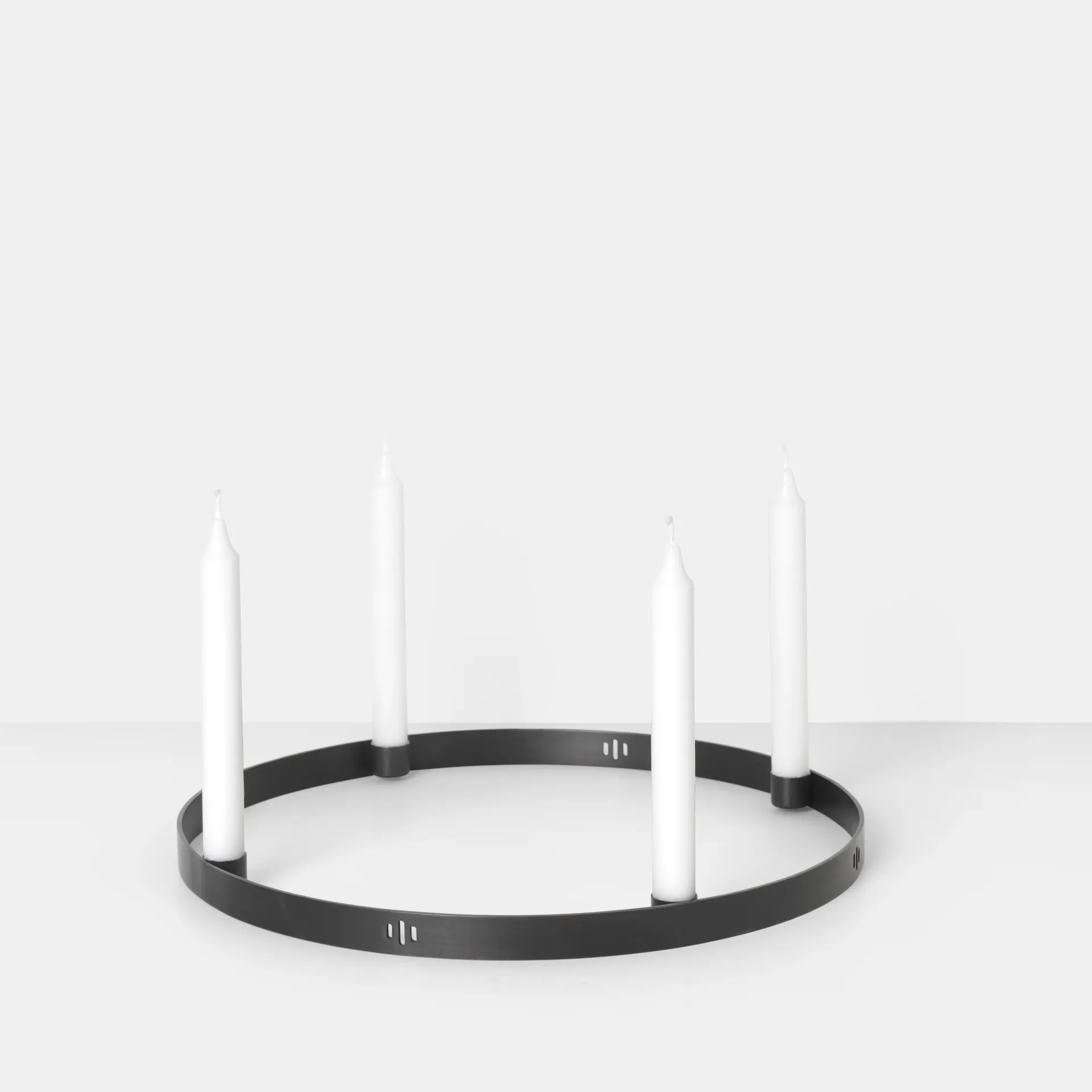 Candeliere Circle in ottone nero, grande (incl. sospensione) Ferm Living
