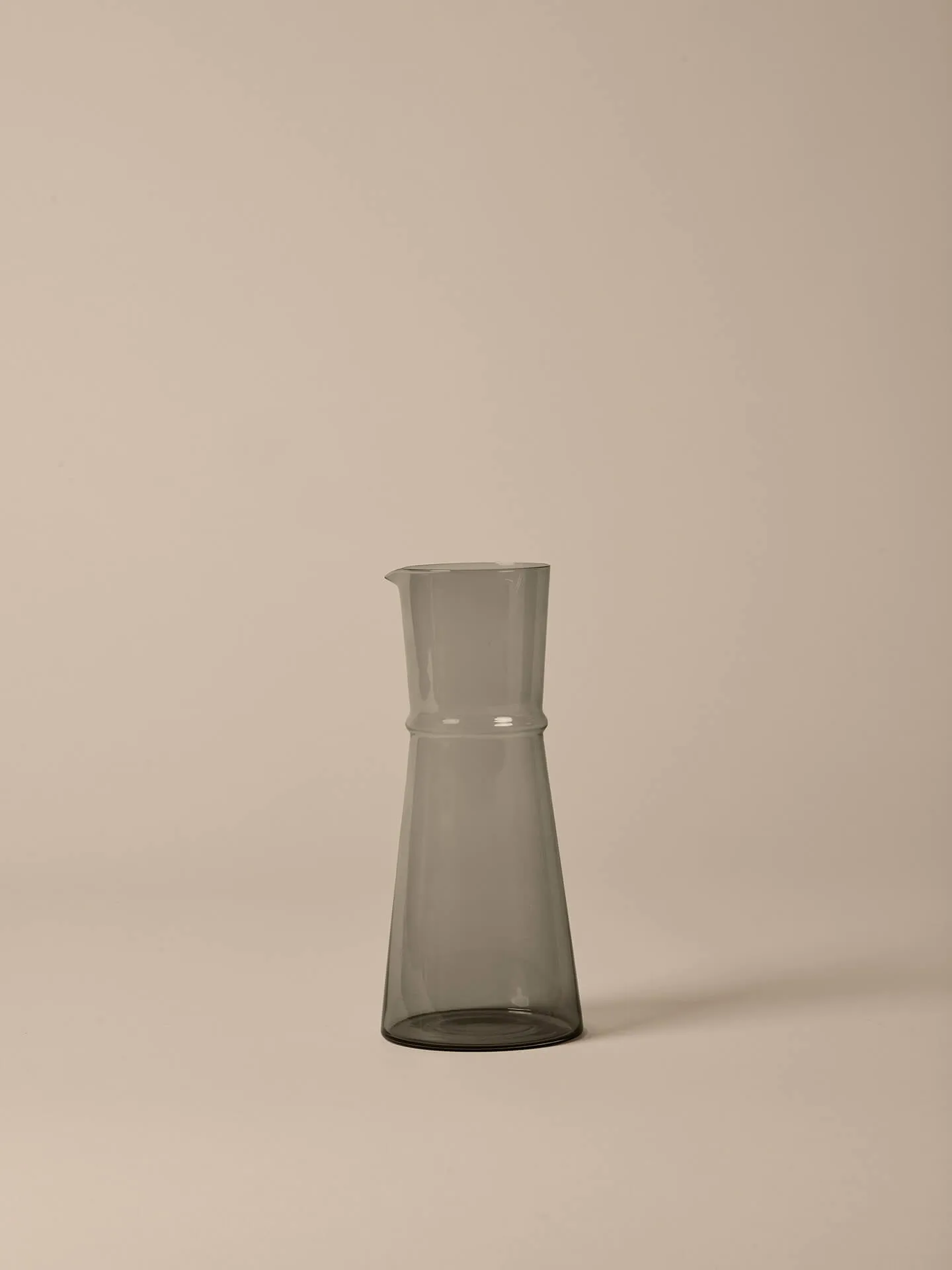 Caraffa Boya, Grigio smoked, 1,35 L Ferm Living