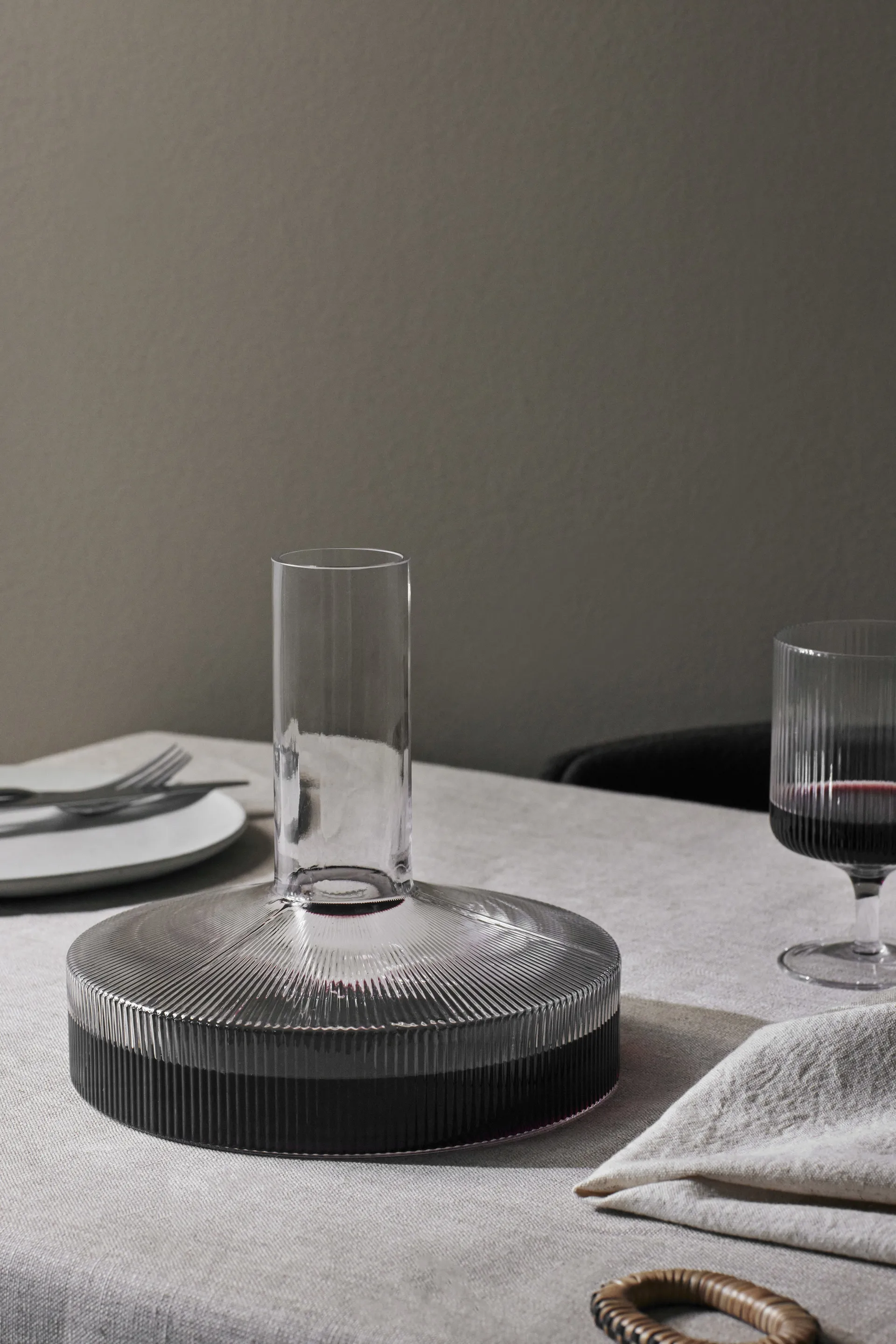 Caraffa da vino Ripple, Grigio affumicato Ferm Living