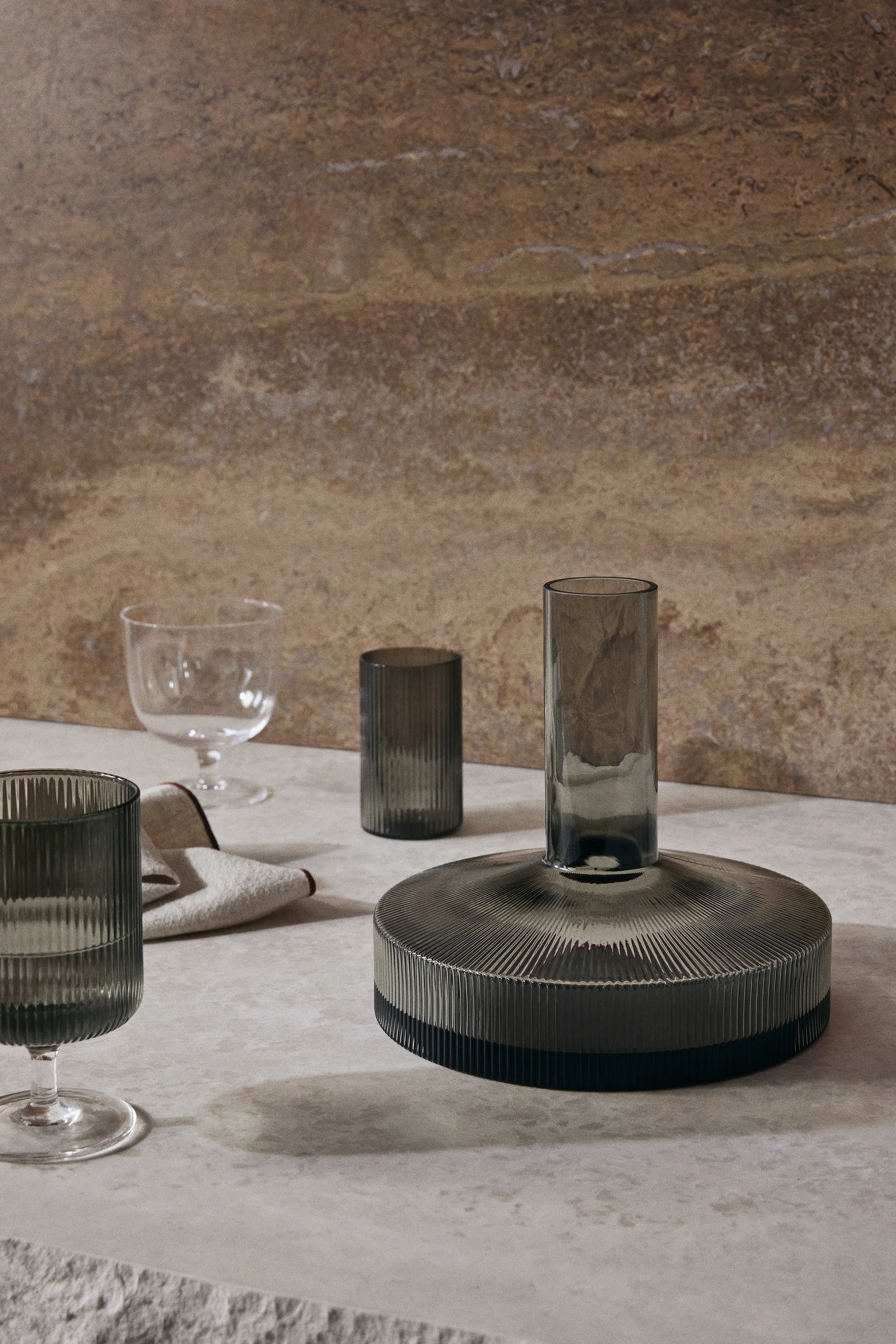 Caraffa da vino Ripple, Grigio affumicato Ferm Living