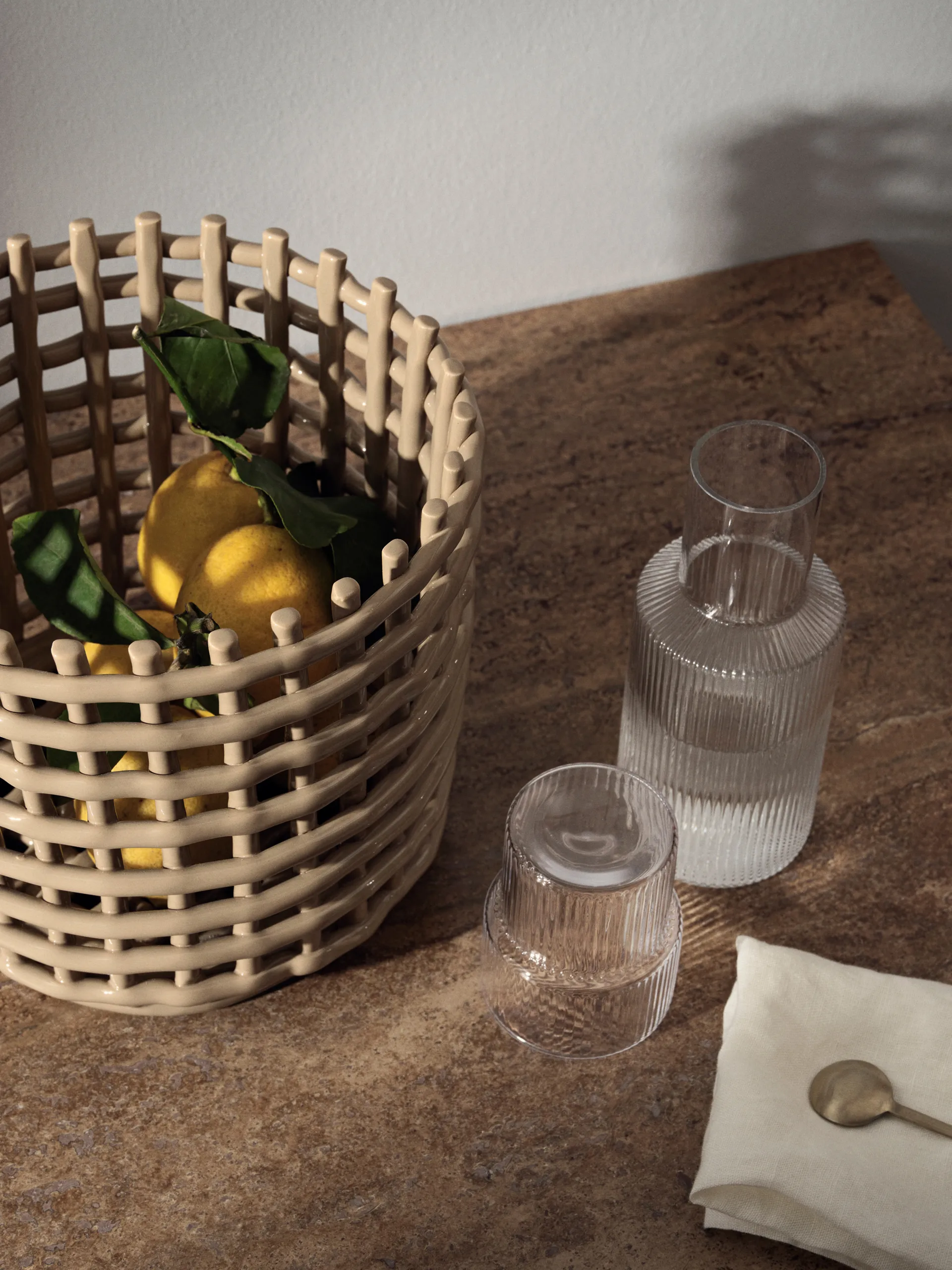 Caraffa e bicchiere Ripple 17 pezzi - Chiaro Ferm Living