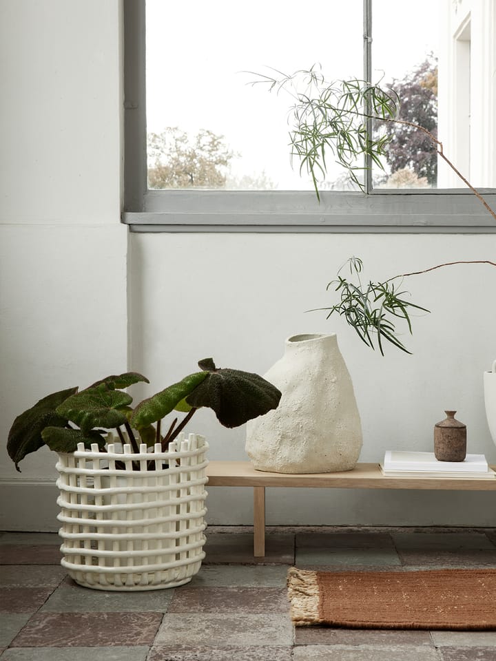 Cestino intrecciato in ceramica Ø 35 cm, Bianco sporco Ferm Living